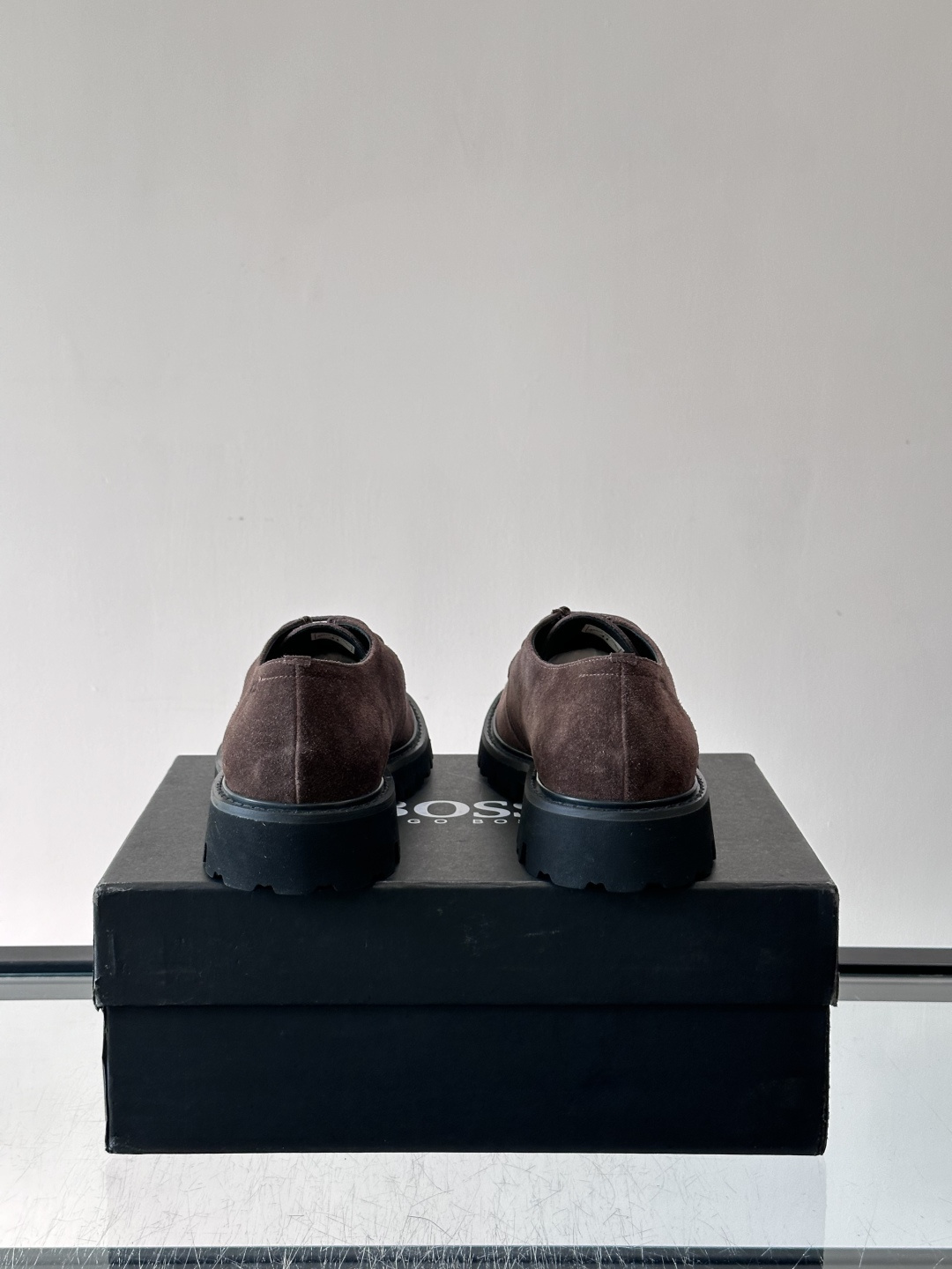 boss男士复古麂皮厚底德比鞋​​👞选用牛皮。麂皮，质感柔软有纹理，搭配黑色锯齿橡胶厚底，抓地力和舒适度