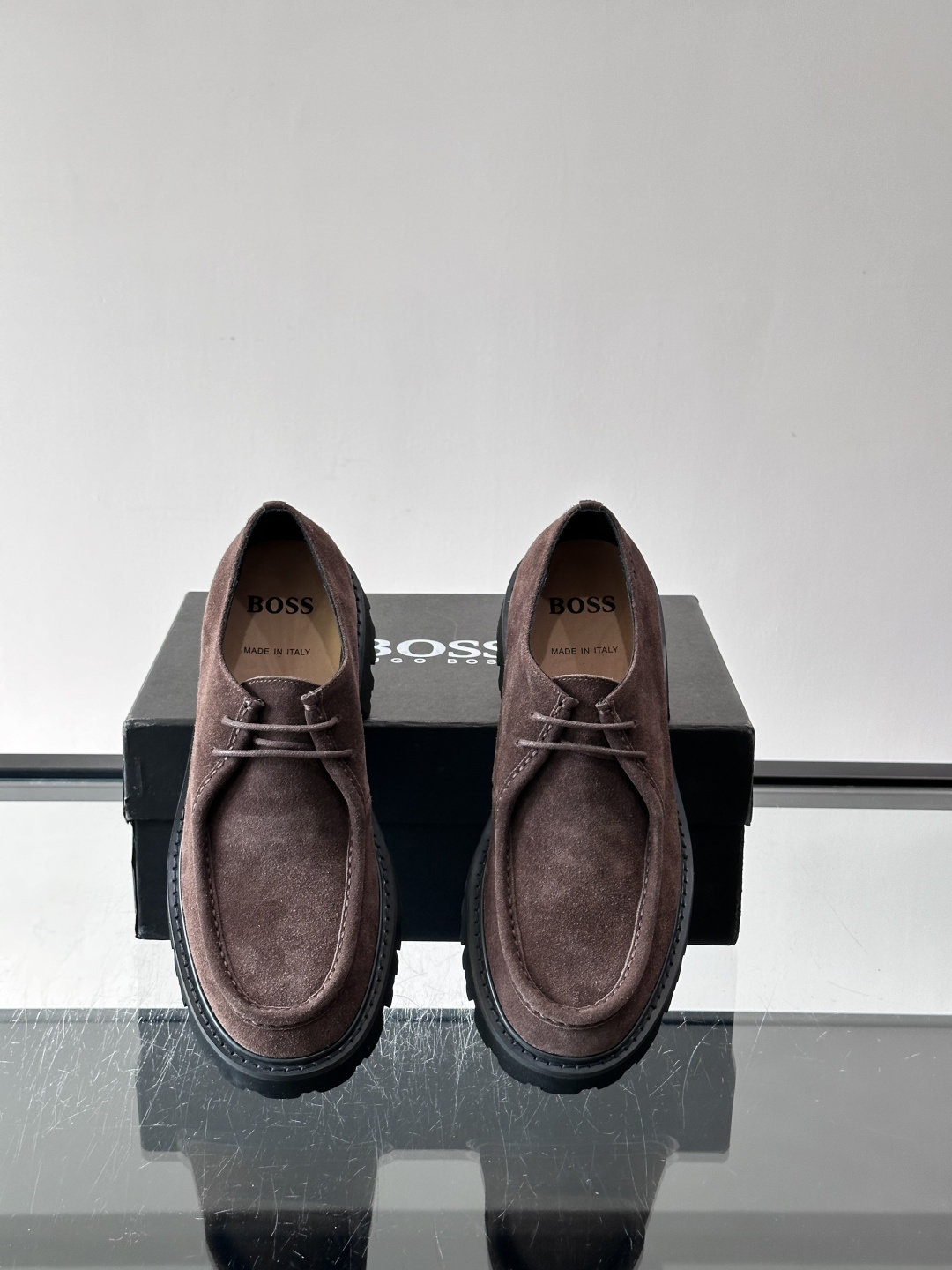 boss男士复古麂皮厚底德比鞋​​👞选用牛皮。麂皮，质感柔软有纹理，搭配黑色锯齿橡胶厚底，抓地力和舒适度