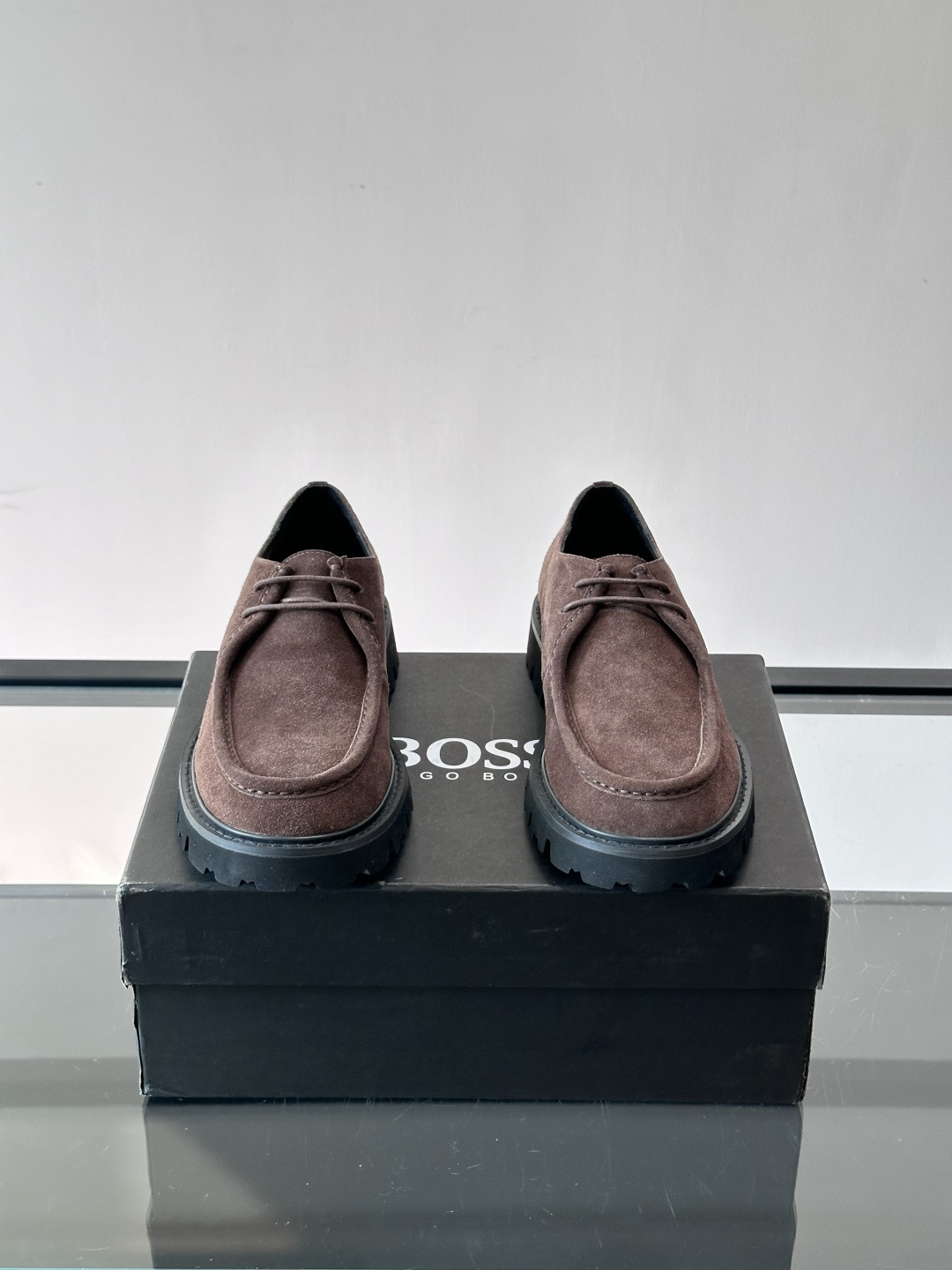 boss男士复古麂皮厚底德比鞋​​👞选用牛皮。麂皮，质感柔软有纹理，搭配黑色锯齿橡胶厚底，抓地力和舒适度
