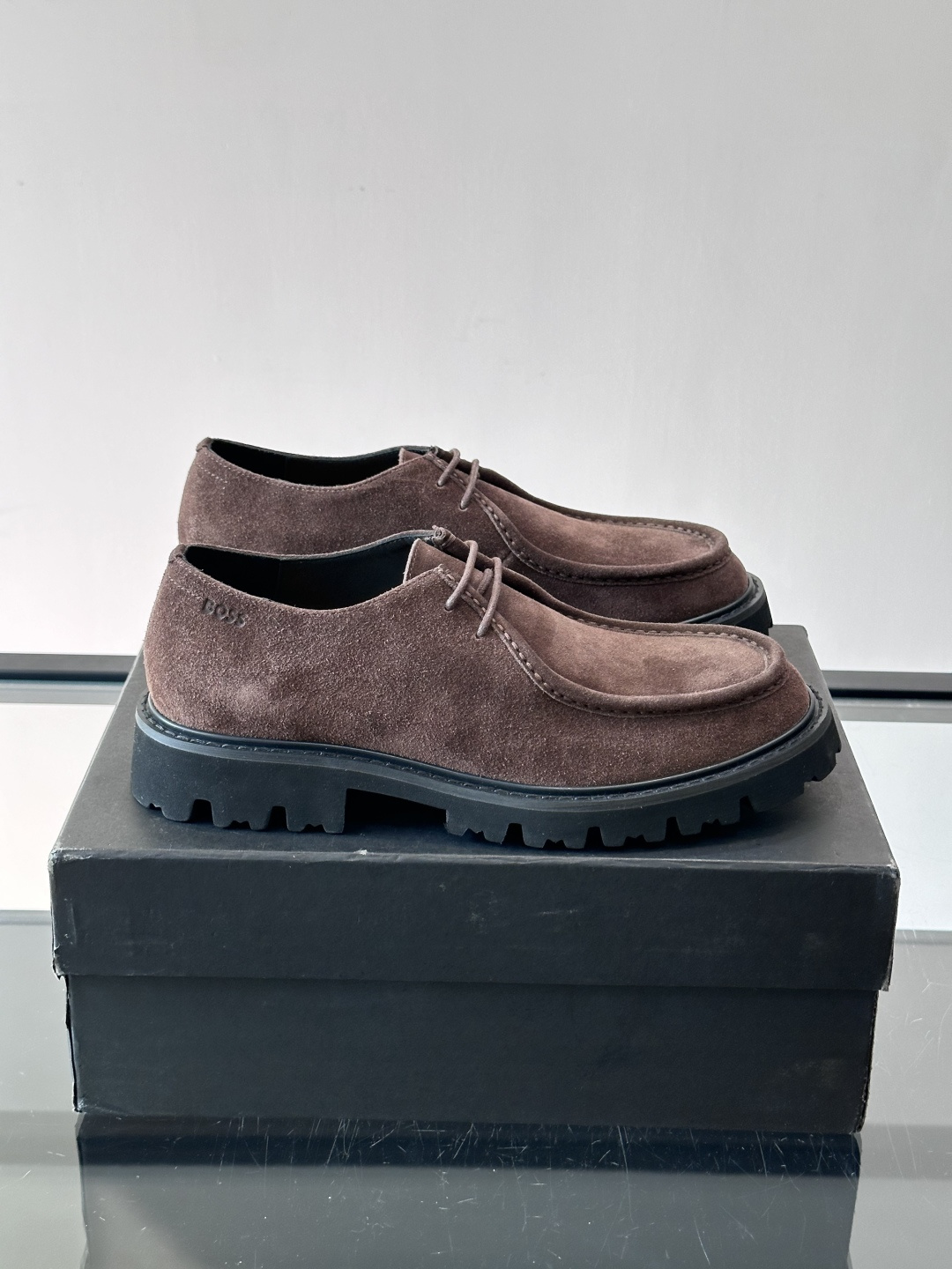 boss男士复古麂皮厚底德比鞋​​👞选用牛皮。麂皮，质感柔软有纹理，搭配黑色锯齿橡胶厚底，抓地力和舒适度