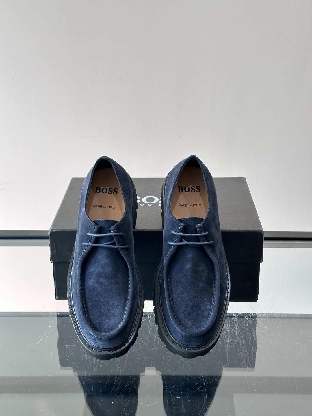 boss男士复古麂皮厚底德比鞋​​👞选用牛皮。麂皮，质感柔软有纹理，搭配黑色锯齿橡胶厚底，抓地力和舒适度
