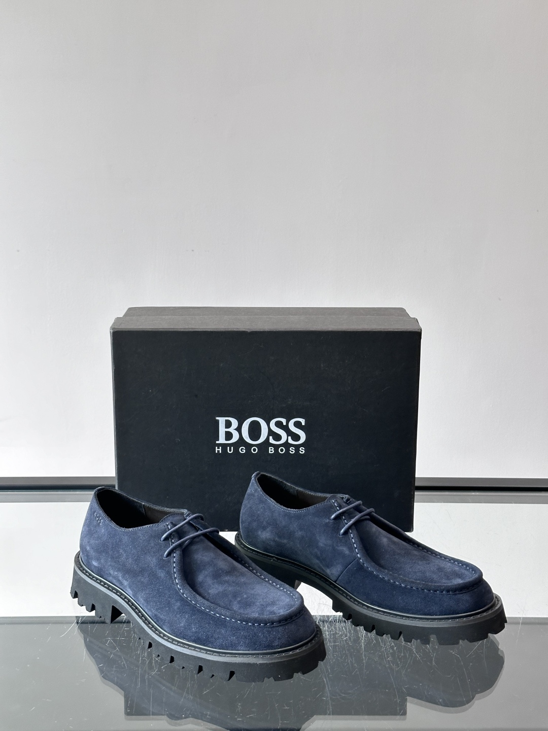 boss男士复古麂皮厚底德比鞋​​👞选用牛皮。麂皮，质感柔软有纹理，搭配黑色锯齿橡胶厚底，抓地力和舒适度