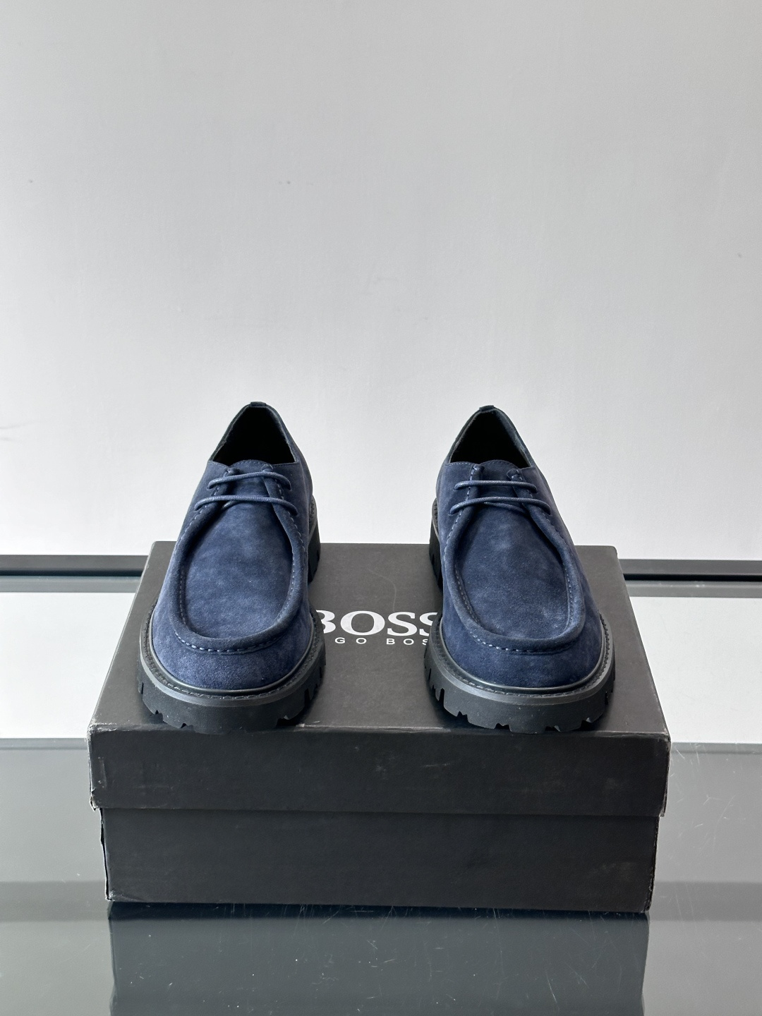 boss男士复古麂皮厚底德比鞋​​👞选用牛皮。麂皮，质感柔软有纹理，搭配黑色锯齿橡胶厚底，抓地力和舒适度