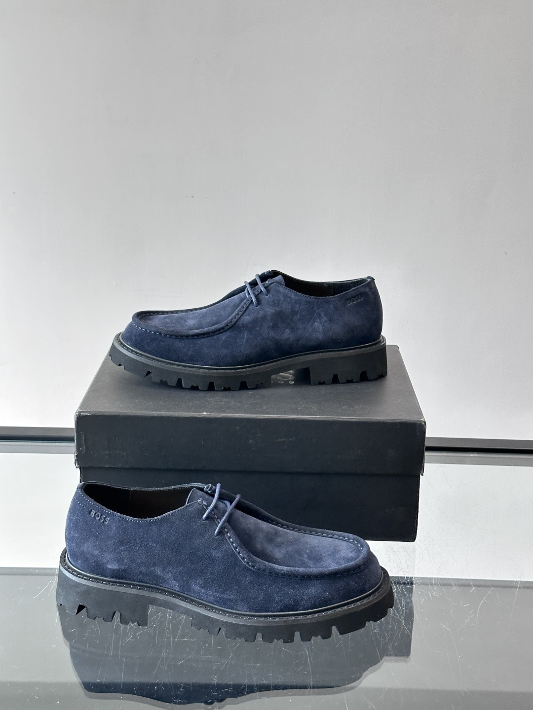 boss男士复古麂皮厚底德比鞋​​👞选用牛皮。麂皮，质感柔软有纹理，搭配黑色锯齿橡胶厚底，抓地力和舒适度