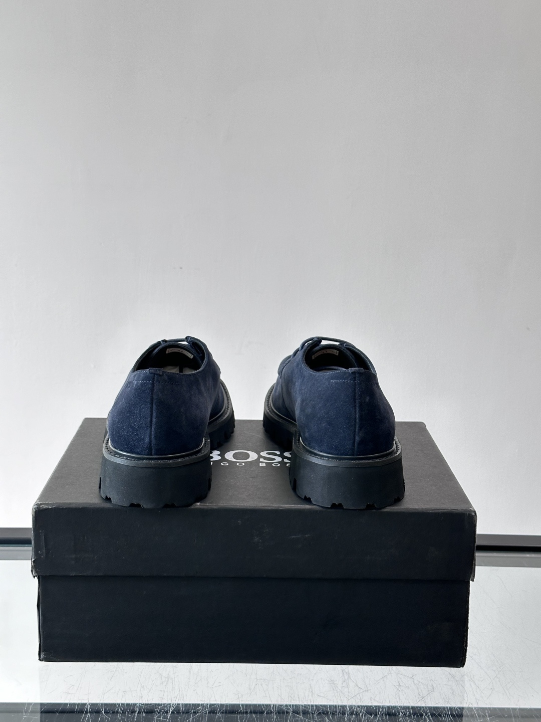 boss男士复古麂皮厚底德比鞋​​👞选用牛皮。麂皮，质感柔软有纹理，搭配黑色锯齿橡胶厚底，抓地力和舒适度