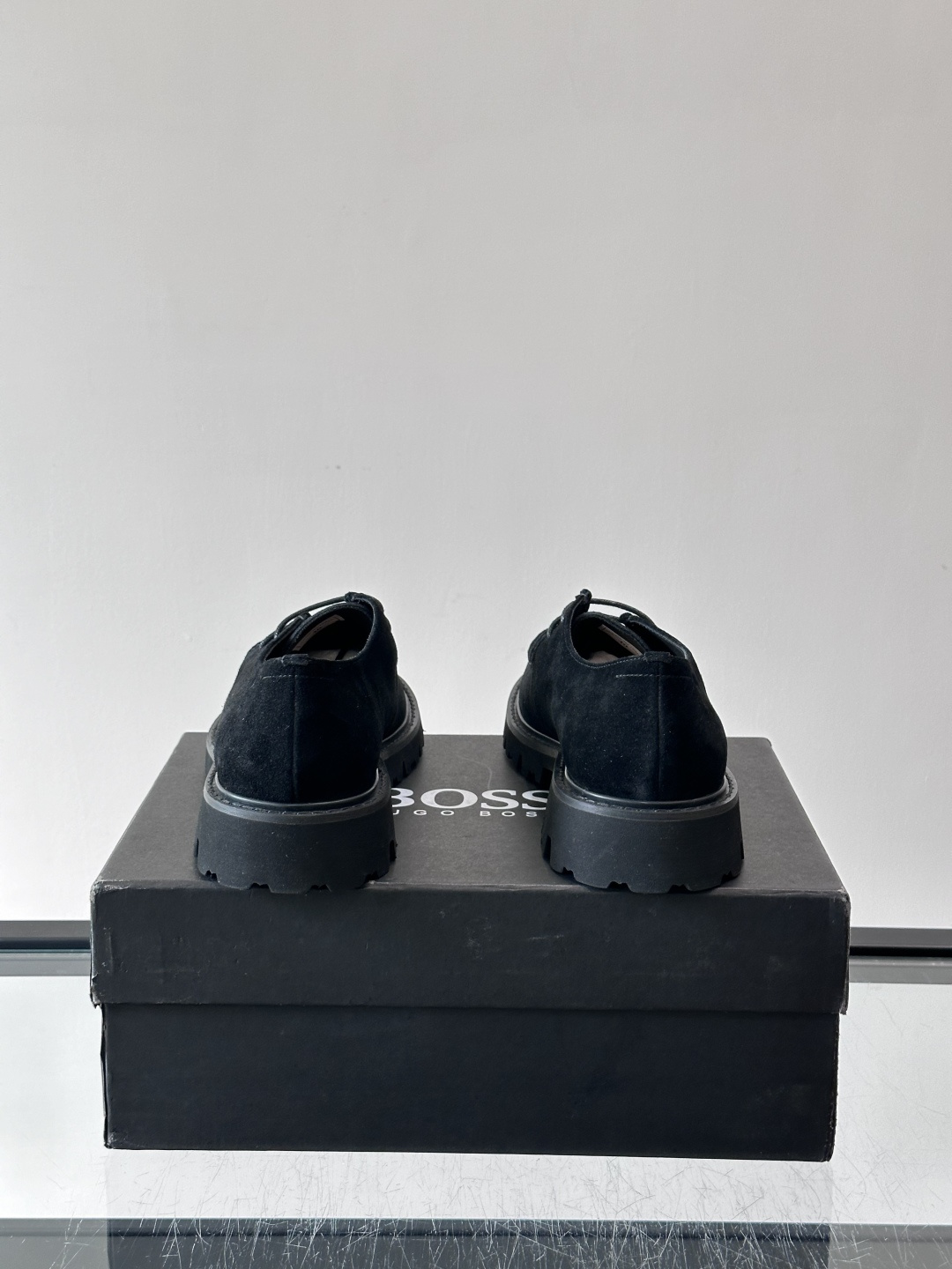 boss男士复古麂皮厚底德比鞋​​👞选用牛皮。麂皮，质感柔软有纹理，搭配黑色锯齿橡胶厚底，抓地力和舒适度