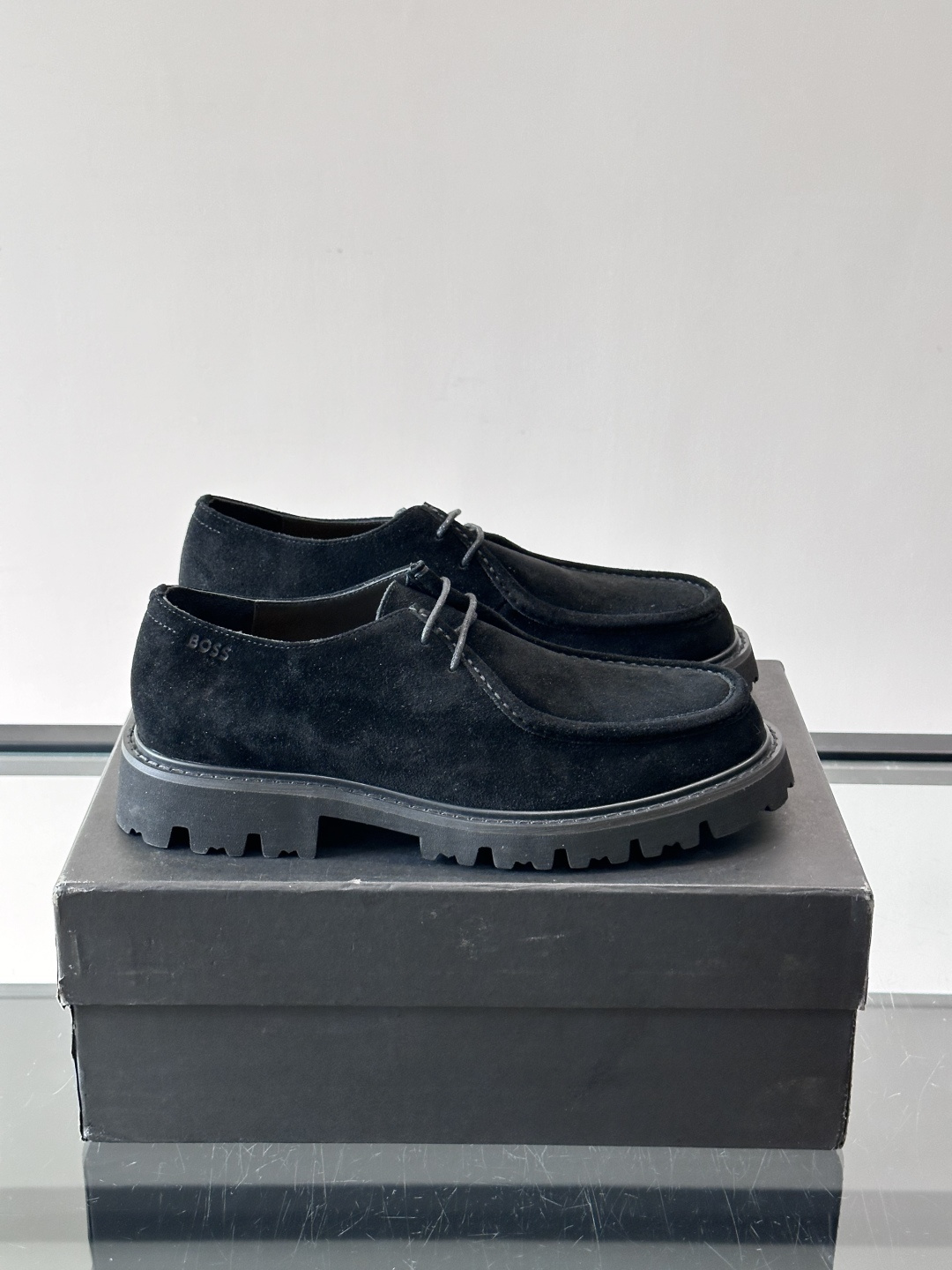 NO:832493,Boss men's retro suede thick-soled derby shoes are made of cowhide and suede, with a soft and textured texture, and a black serrated rubber thick sole, which has great grip and comfort. Classic derby shoe shape + thick-soled design, retro and fashionable, easy to control for daily commuting and leisure. Easily get the American retro style!  ,size39-44 (38.45 customized),,cowhide,chamois leather19860909boss男士复古麂皮厚底德比鞋 选用牛皮.麂皮,质感柔软有纹理,搭配黑色锯齿橡胶厚底,抓地力和舒适度都很棒.经典德比鞋型+厚底设计,复古又时髦,日常通勤、休闲都能轻松驾驭.轻松get美式复古风！ ,size39-44（38.45定制）,,cowhide,chamois leather,Men's shoes