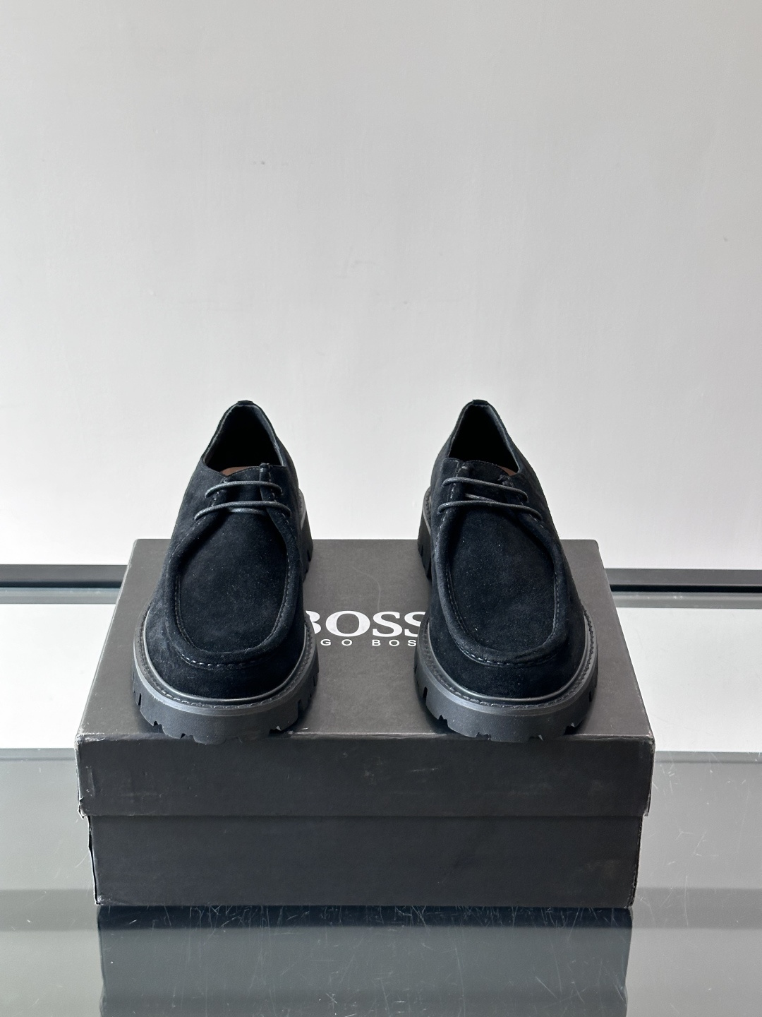 boss男士复古麂皮厚底德比鞋​​👞选用牛皮。麂皮，质感柔软有纹理，搭配黑色锯齿橡胶厚底，抓地力和舒适度