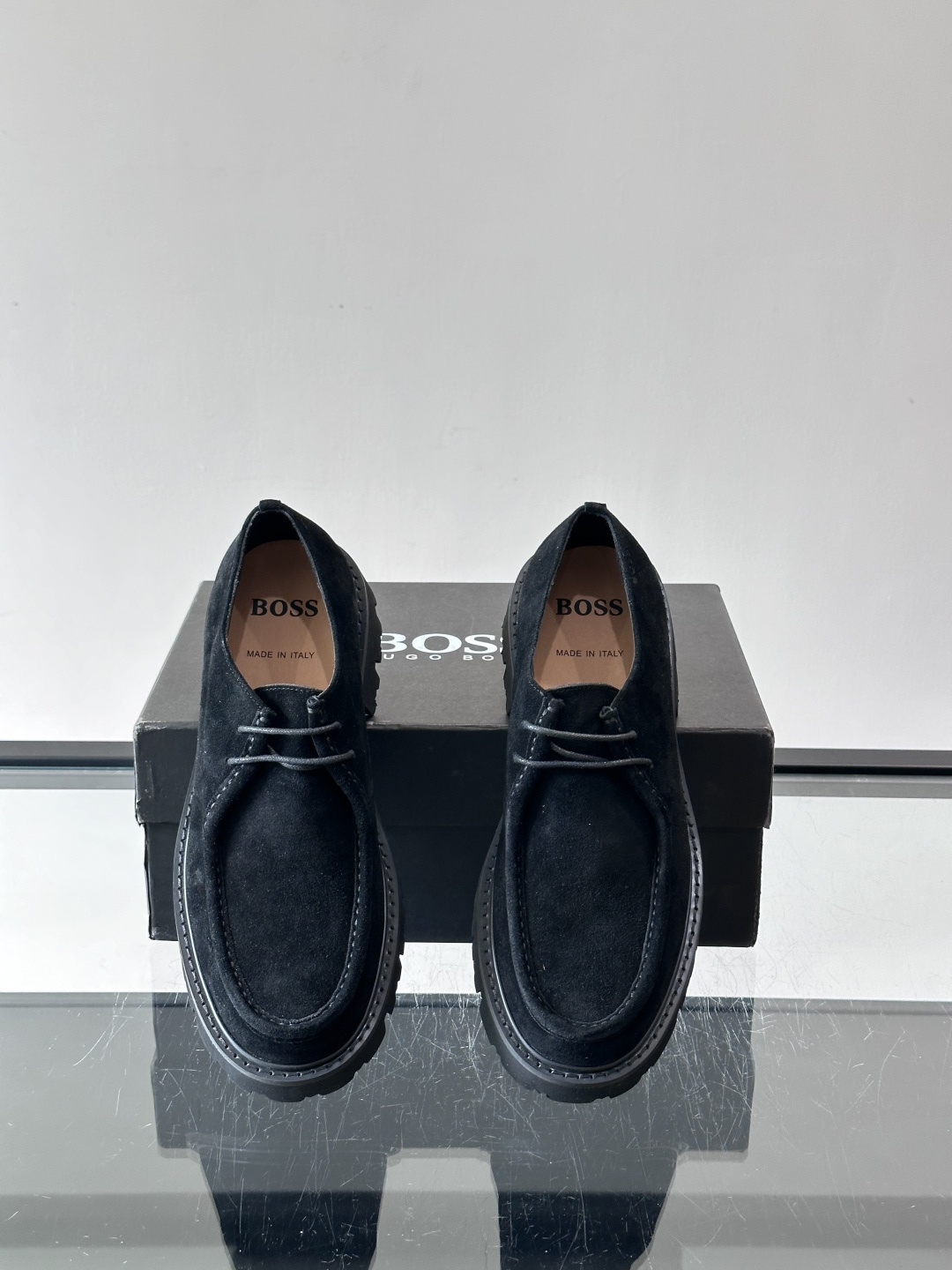 boss男士复古麂皮厚底德比鞋​​👞选用牛皮。麂皮，质感柔软有纹理，搭配黑色锯齿橡胶厚底，抓地力和舒适度