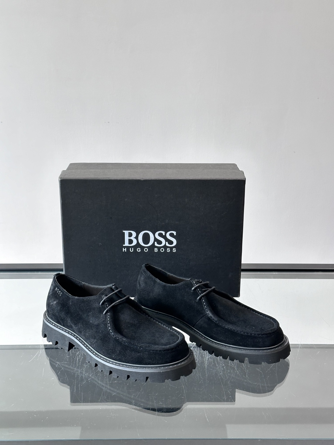 boss男士复古麂皮厚底德比鞋​​👞选用牛皮。麂皮，质感柔软有纹理，搭配黑色锯齿橡胶厚底，抓地力和舒适度
