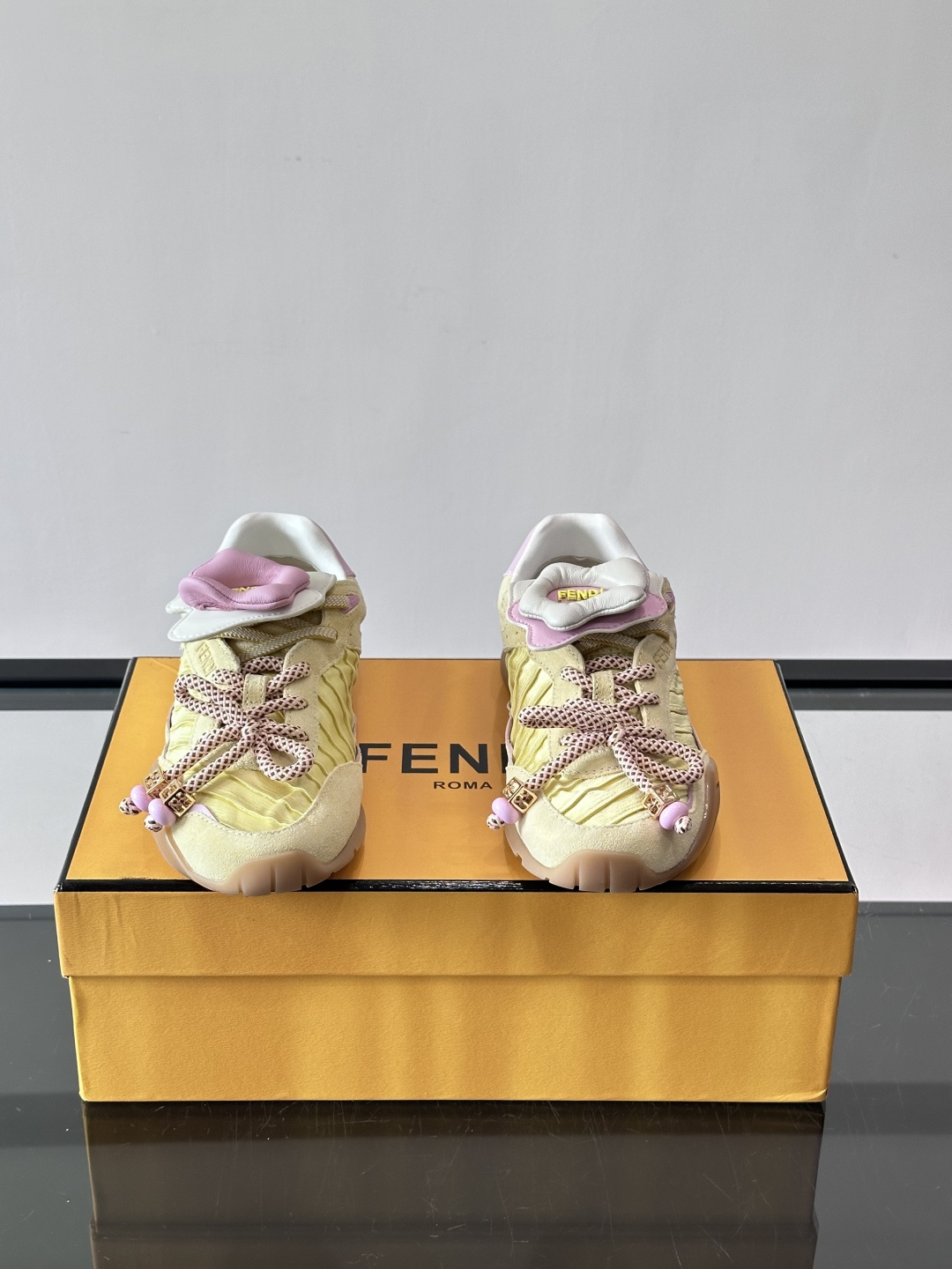 FENDI 2026SS👩限量运动鞋，麂皮细节，复古又时髦！鞋面有品牌标志，波点鞋带+珠饰超有辨识度✨。