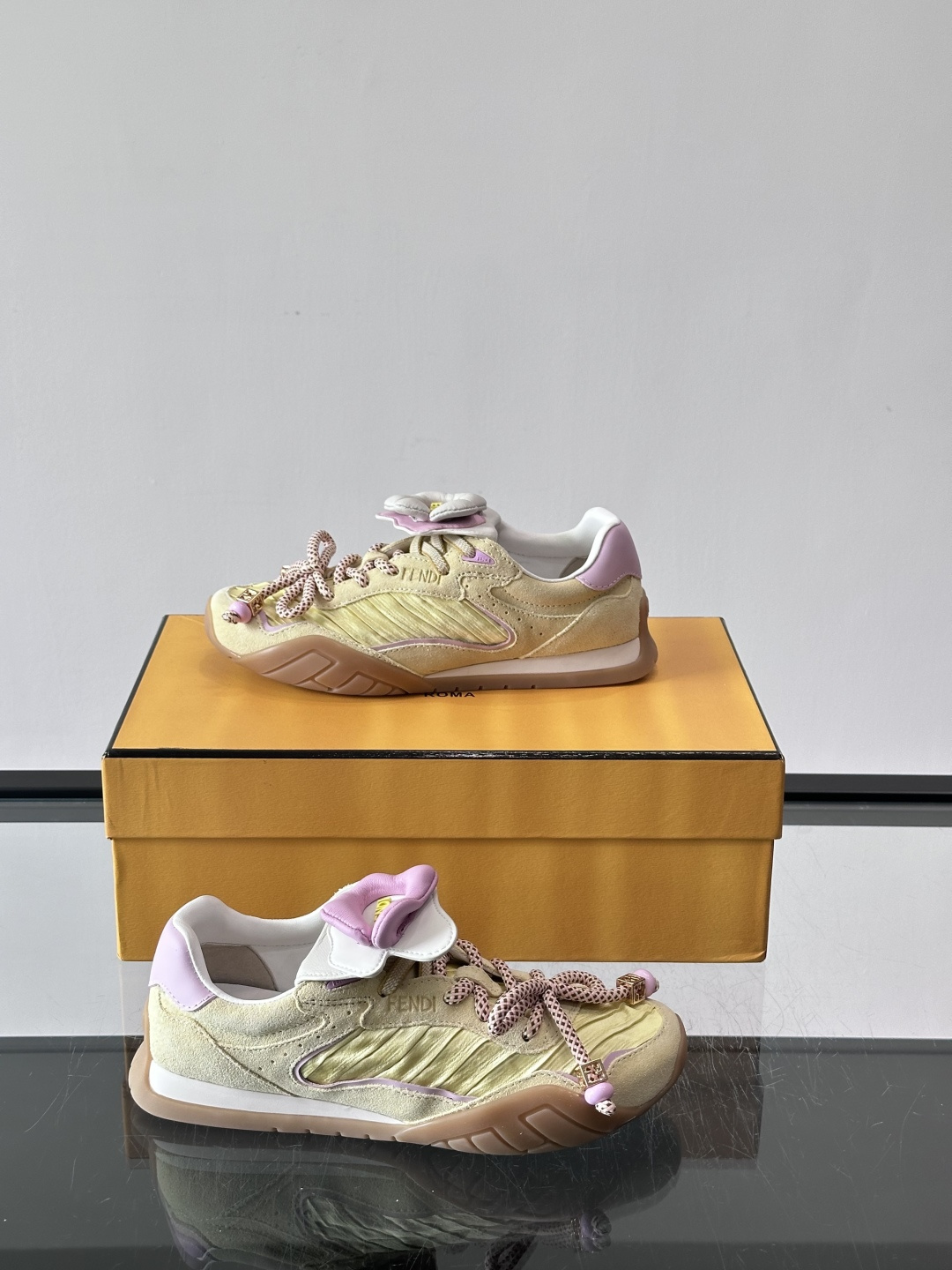 FENDI 2026SS👩限量运动鞋，麂皮细节，复古又时髦！鞋面有品牌标志，波点鞋带+珠饰超有辨识度✨。