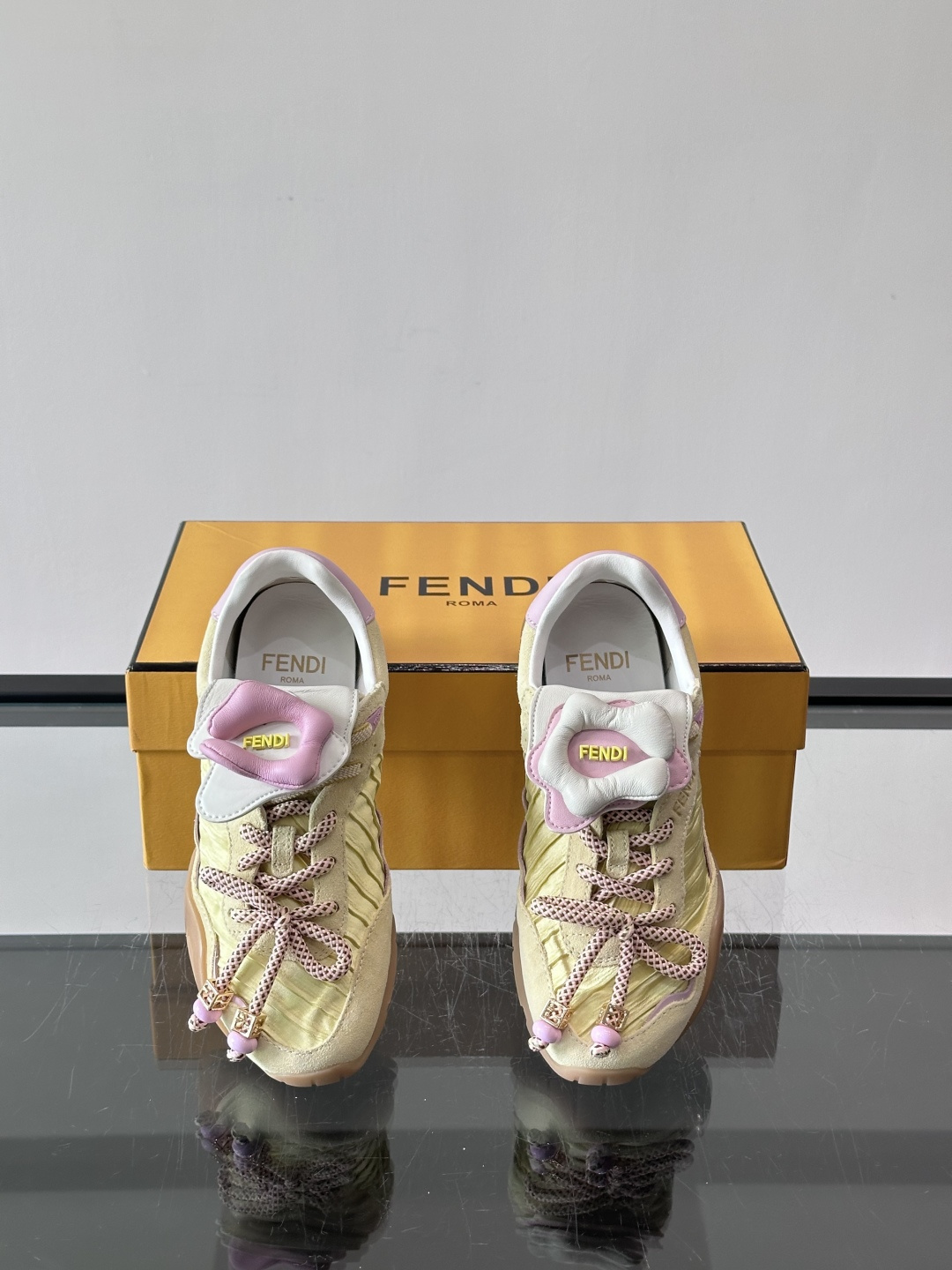 FENDI 2026SS👩限量运动鞋，麂皮细节，复古又时髦！鞋面有品牌标志，波点鞋带+珠饰超有辨识度✨。