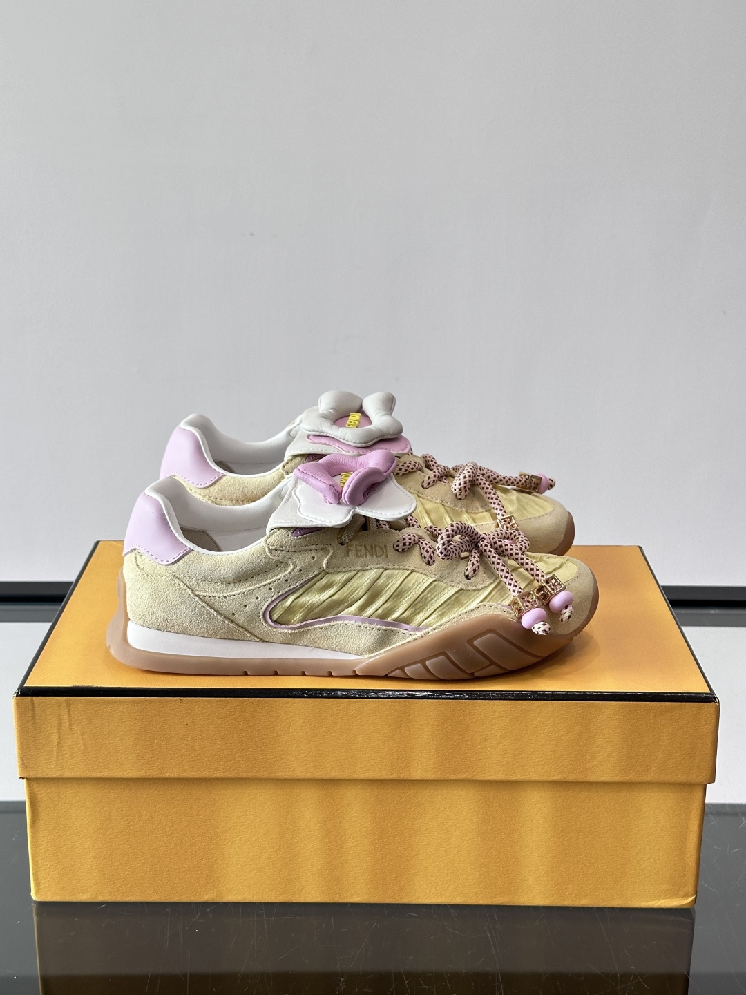 FENDI 2026SS👩限量运动鞋，麂皮细节，复古又时髦！鞋面有品牌标志，波点鞋带+珠饰超有辨识度✨。