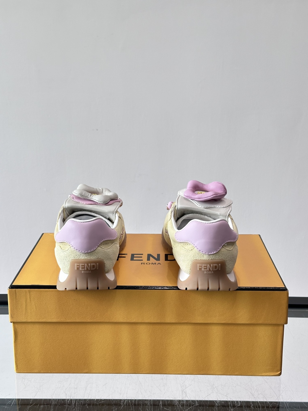 FENDI 2026SS👩限量运动鞋，麂皮细节，复古又时髦！鞋面有品牌标志，波点鞋带+珠饰超有辨识度✨。