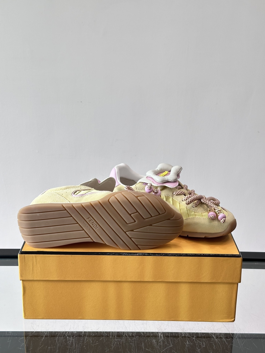 FENDI 2026SS👩限量运动鞋，麂皮细节，复古又时髦！鞋面有品牌标志，波点鞋带+珠饰超有辨识度✨。