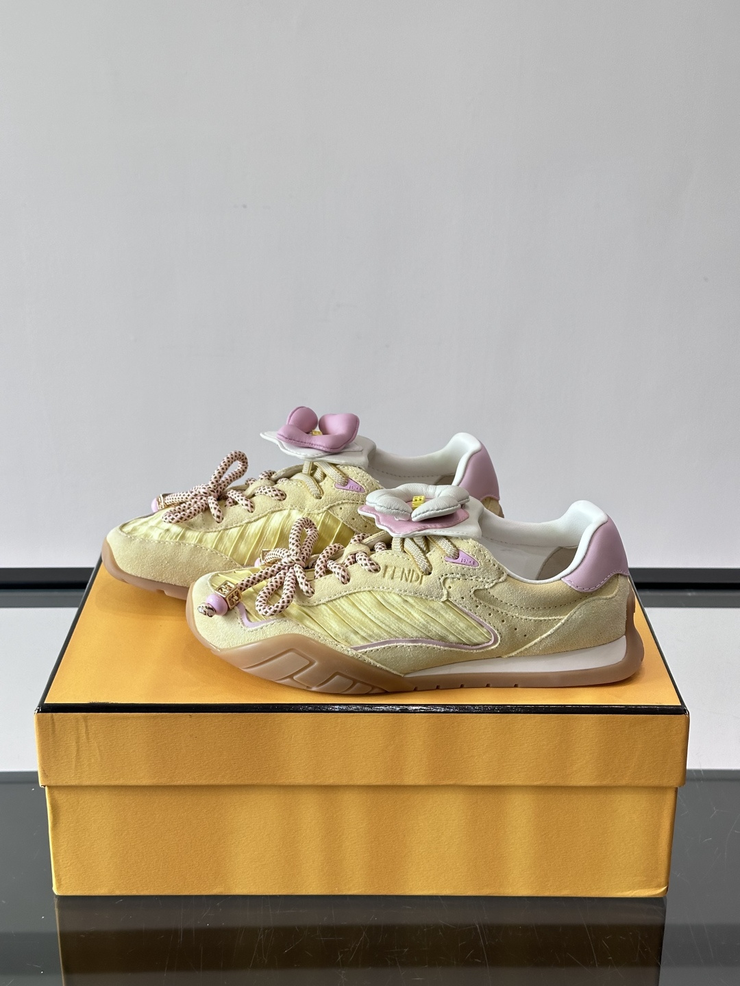 FENDI 2026SS👩限量运动鞋，麂皮细节，复古又时髦！鞋面有品牌标志，波点鞋带+珠饰超有辨识度✨。