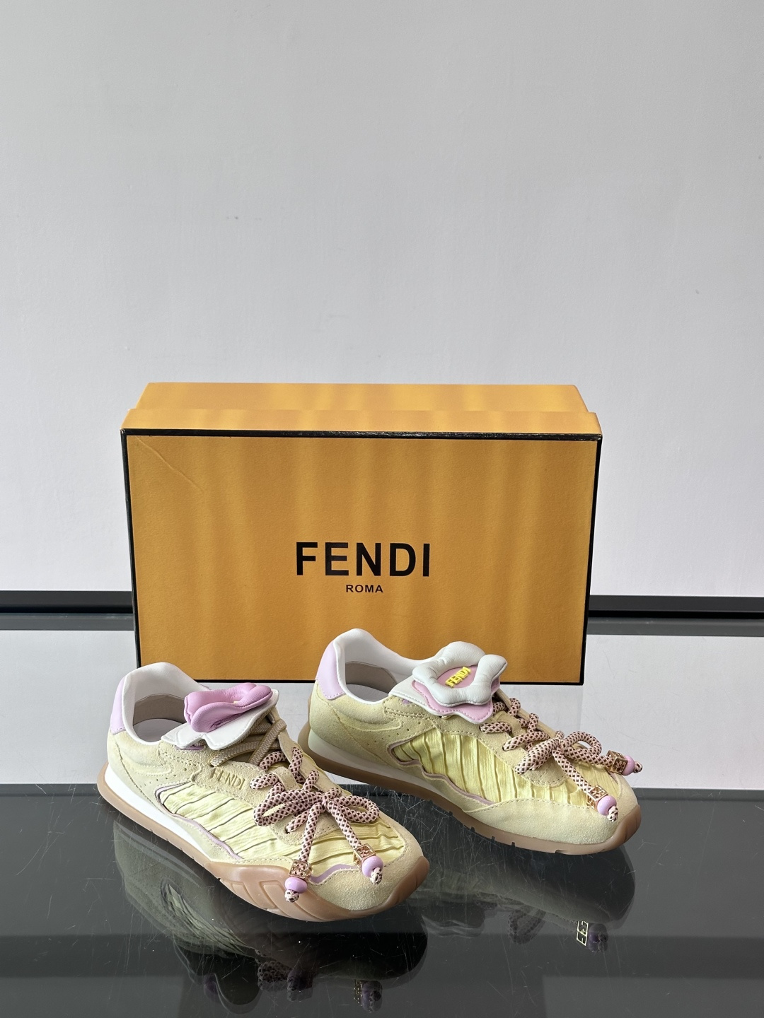 FENDI 2026SS👩限量运动鞋，麂皮细节，复古又时髦！鞋面有品牌标志，波点鞋带+珠饰超有辨识度✨。
