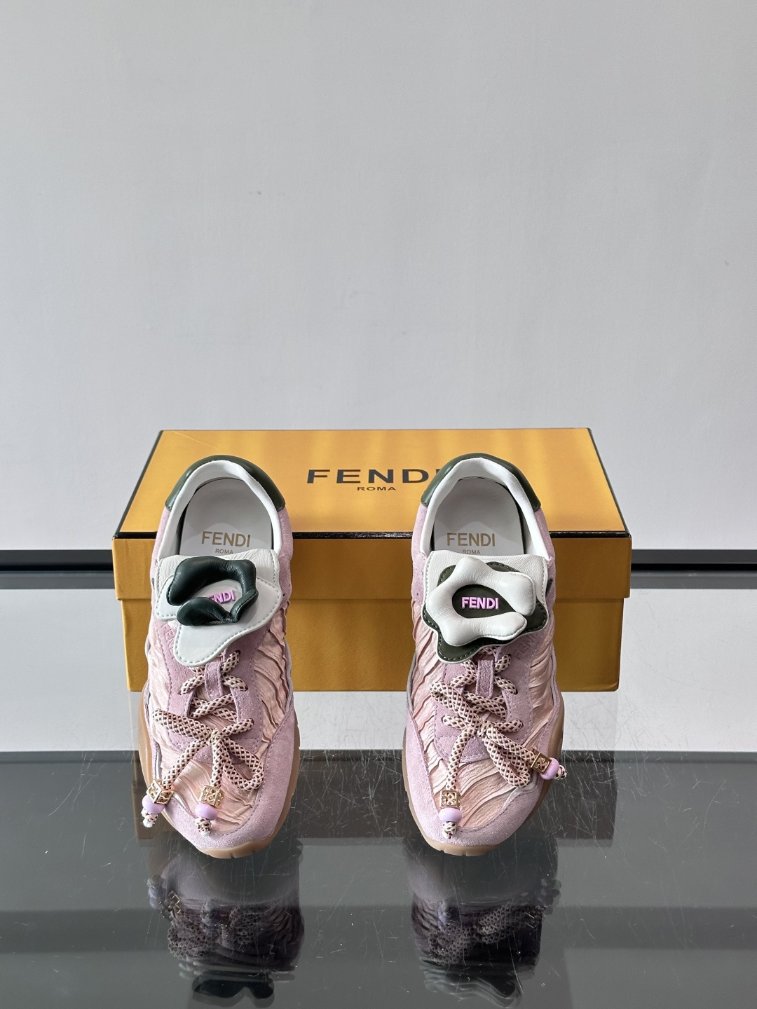 FENDI 2026SS👩限量运动鞋，麂皮细节，复古又时髦！鞋面有品牌标志，波点鞋带+珠饰超有辨识度✨。