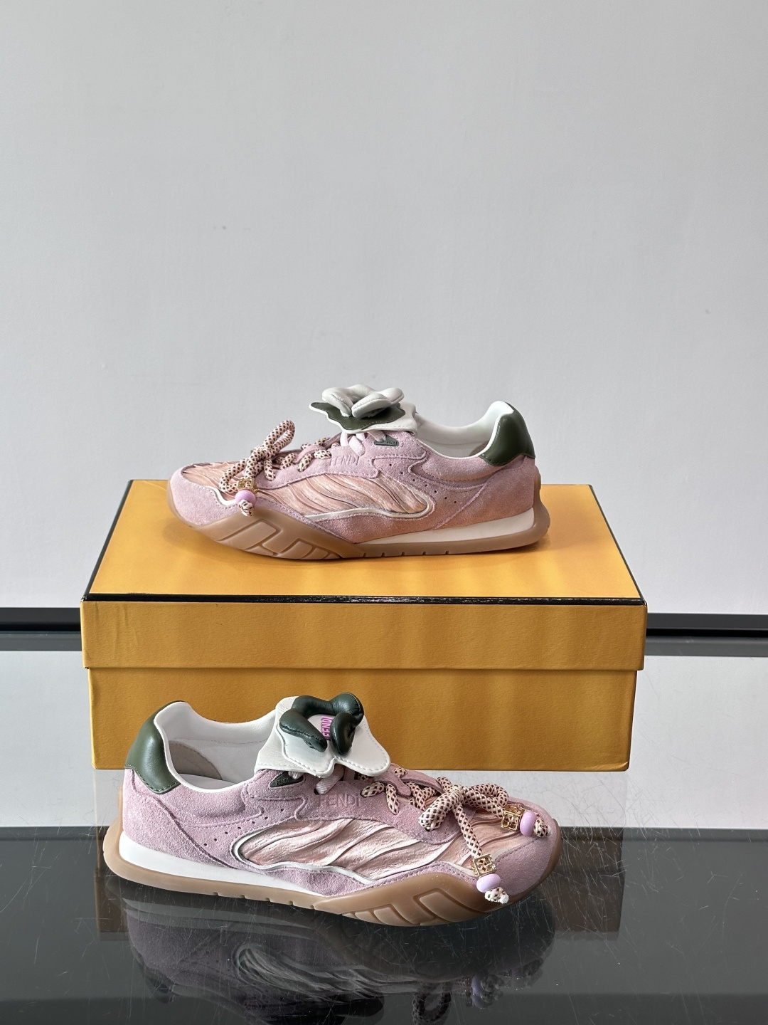 FENDI 2026SS👩限量运动鞋，麂皮细节，复古又时髦！鞋面有品牌标志，波点鞋带+珠饰超有辨识度✨。