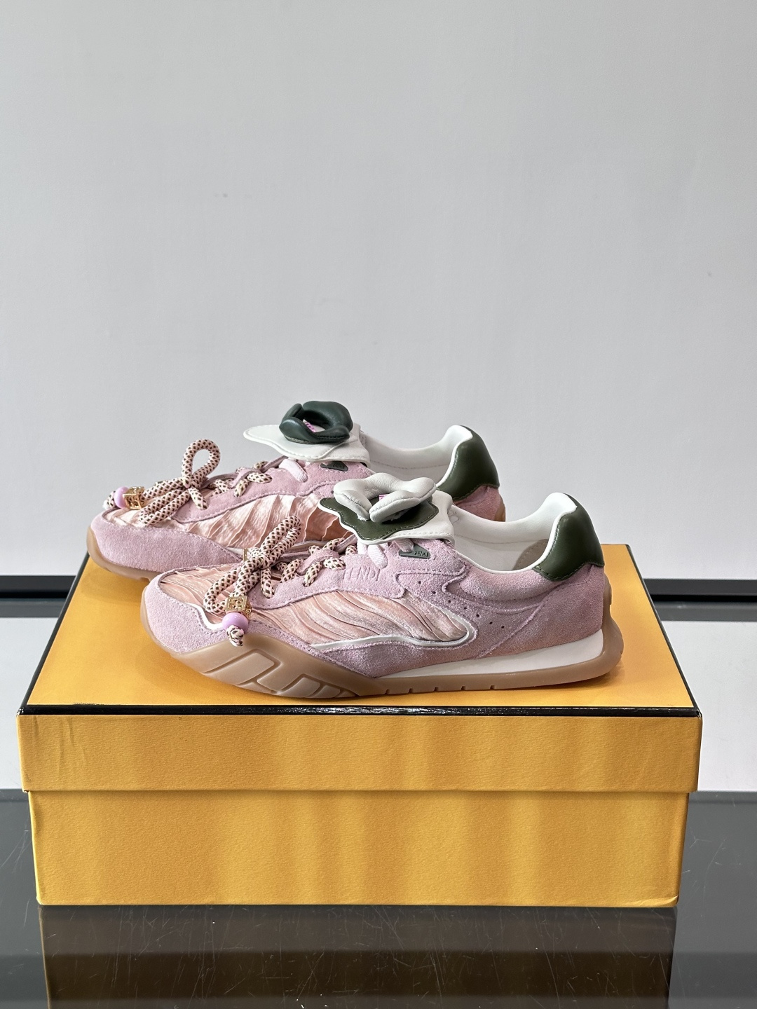 FENDI 2026SS👩限量运动鞋，麂皮细节，复古又时髦！鞋面有品牌标志，波点鞋带+珠饰超有辨识度✨。
