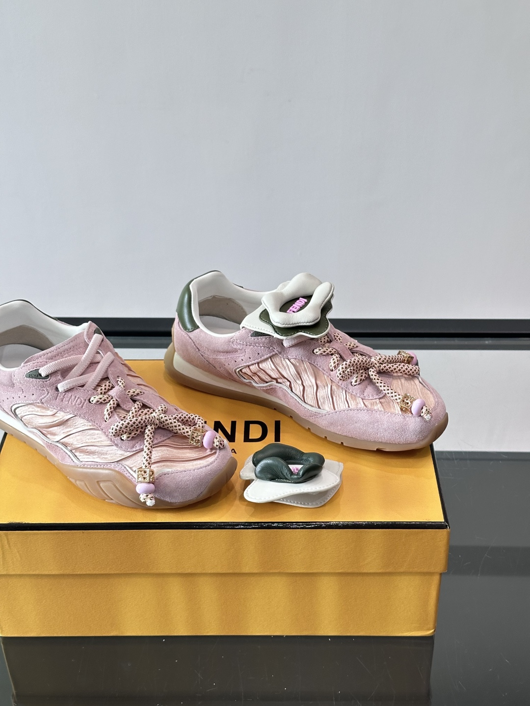 FENDI 2026SS👩限量运动鞋，麂皮细节，复古又时髦！鞋面有品牌标志，波点鞋带+珠饰超有辨识度✨。
