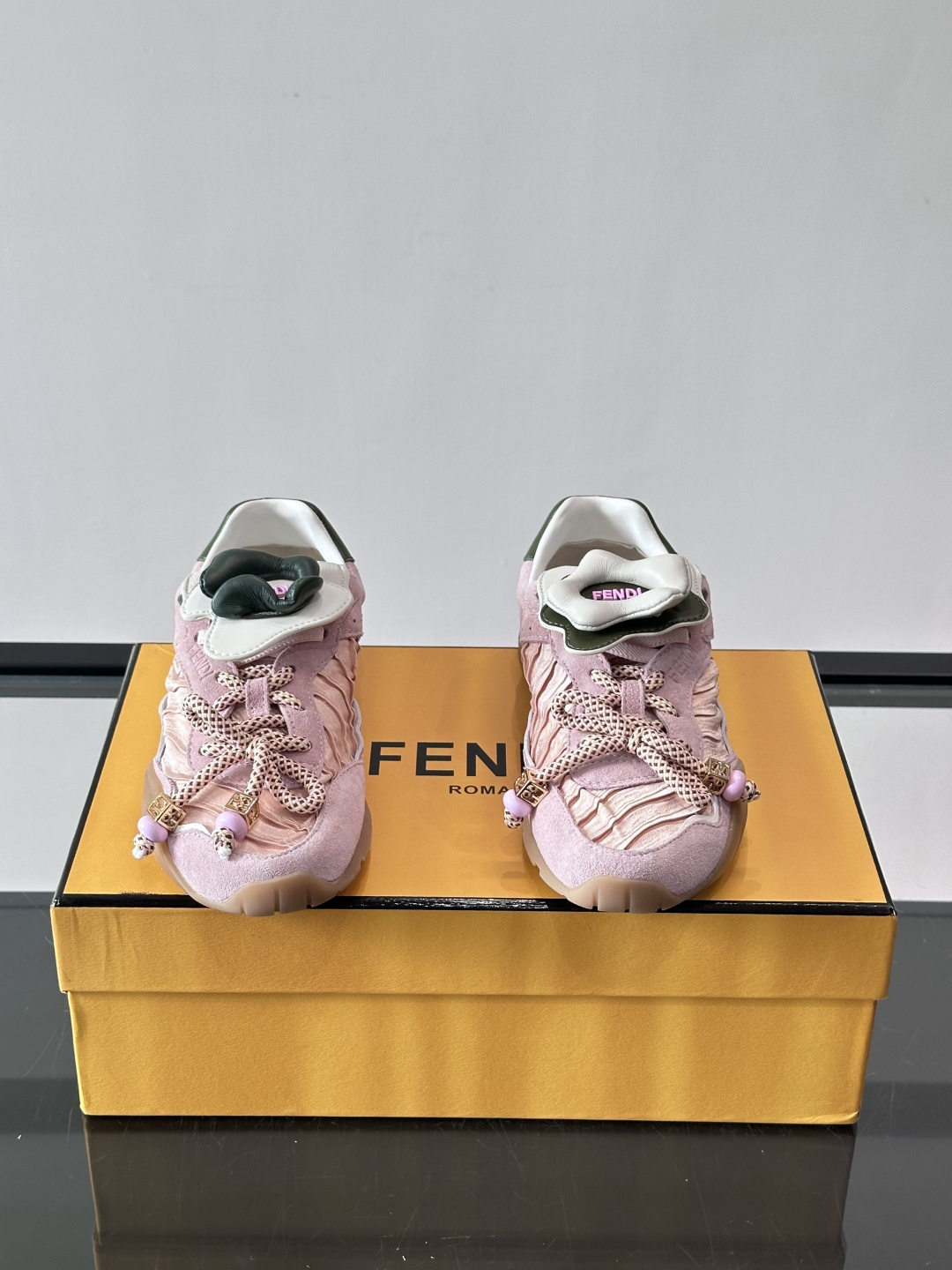 FENDI 2026SS👩限量运动鞋，麂皮细节，复古又时髦！鞋面有品牌标志，波点鞋带+珠饰超有辨识度✨。