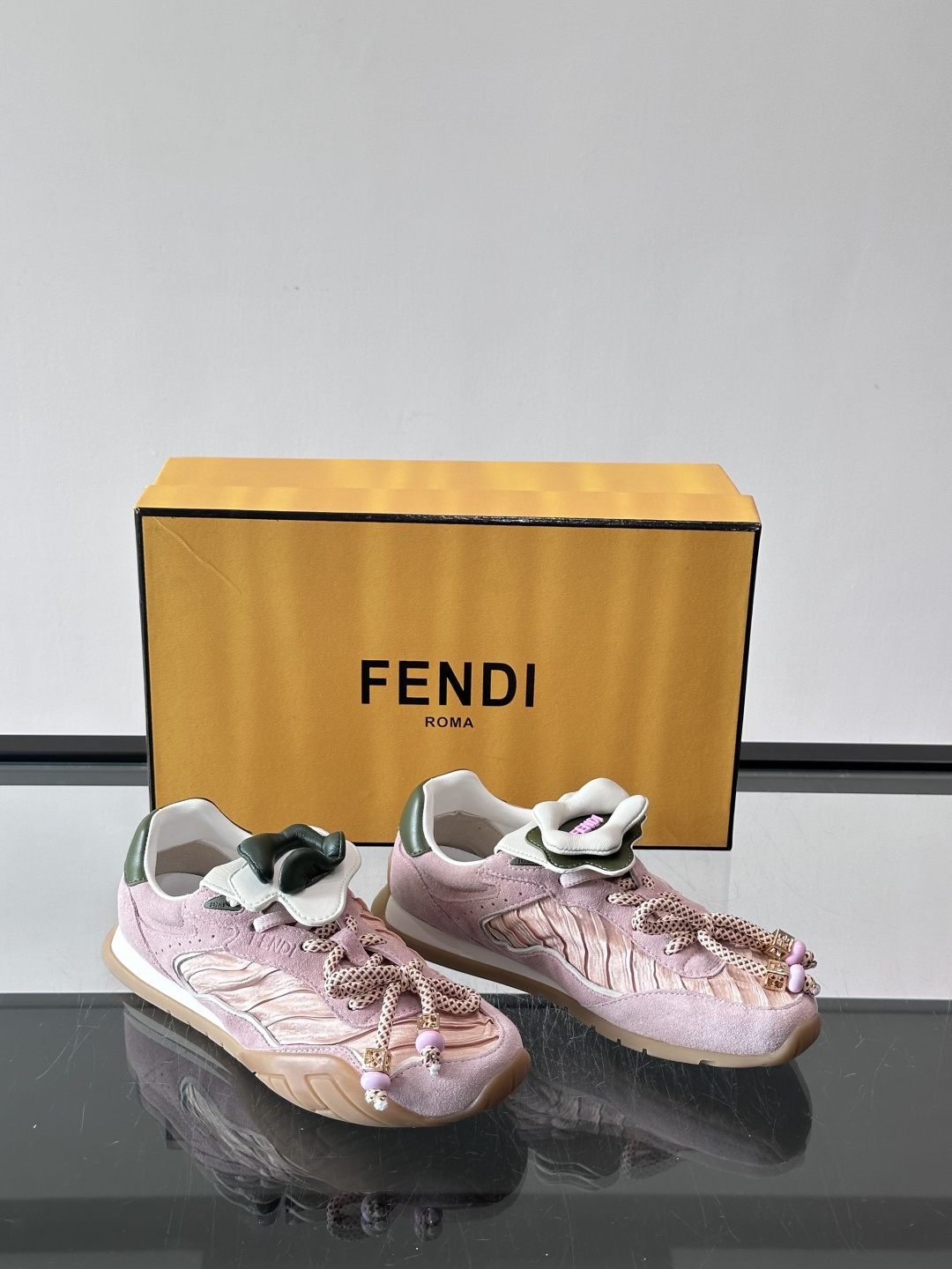 FENDI 2026SS👩限量运动鞋，麂皮细节，复古又时髦！鞋面有品牌标志，波点鞋带+珠饰超有辨识度✨。
