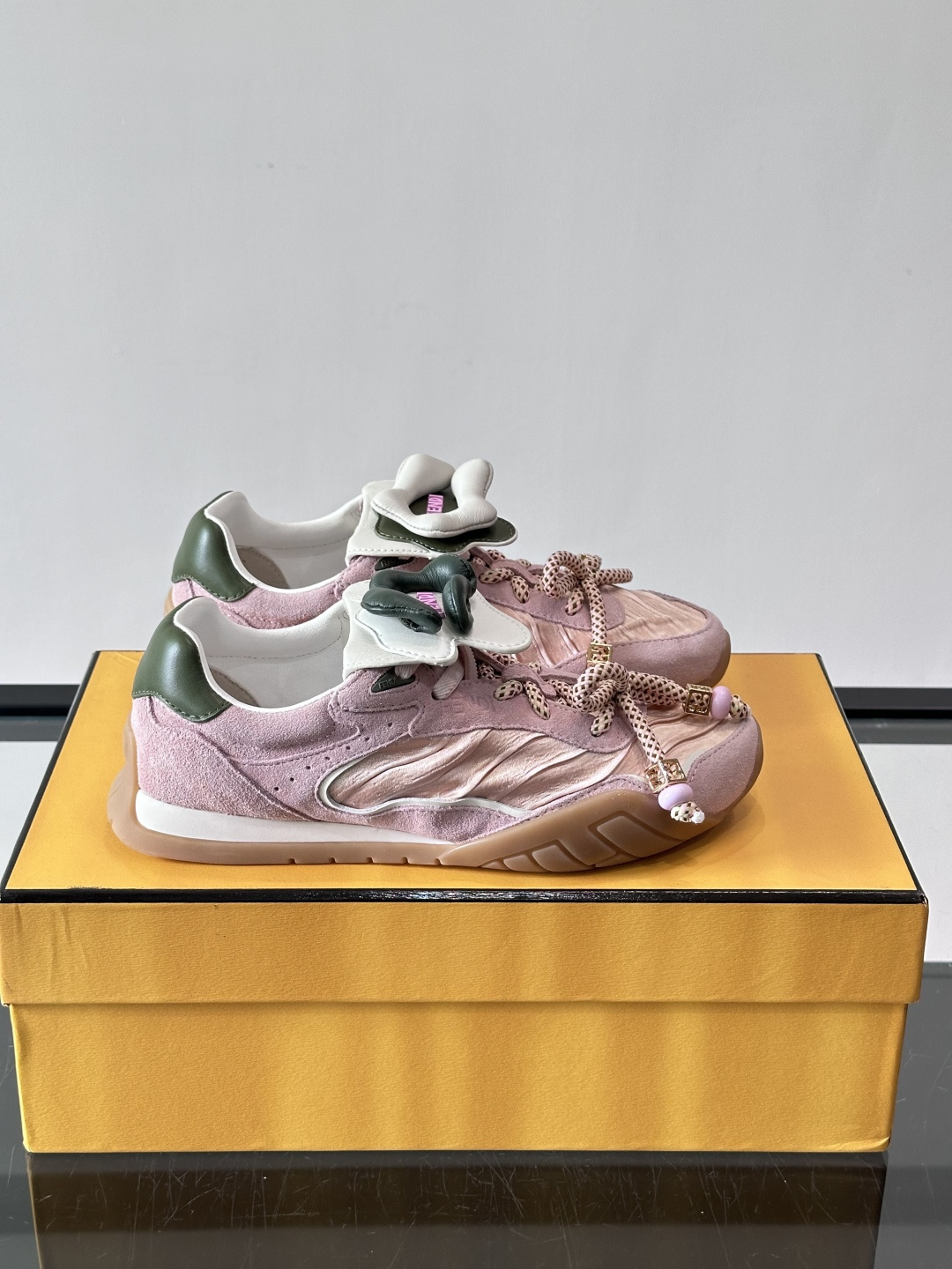 FENDI 2026SS👩限量运动鞋，麂皮细节，复古又时髦！鞋面有品牌标志，波点鞋带+珠饰超有辨识度✨。