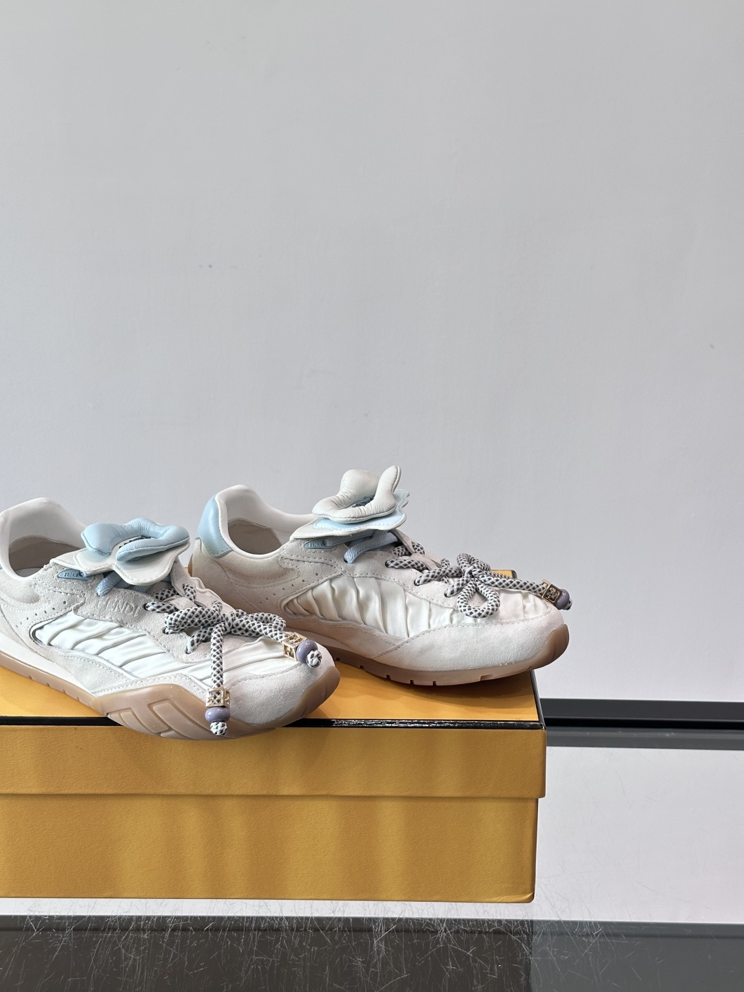 FENDI 2026SS👩限量运动鞋，麂皮细节，复古又时髦！鞋面有品牌标志，波点鞋带+珠饰超有辨识度✨。