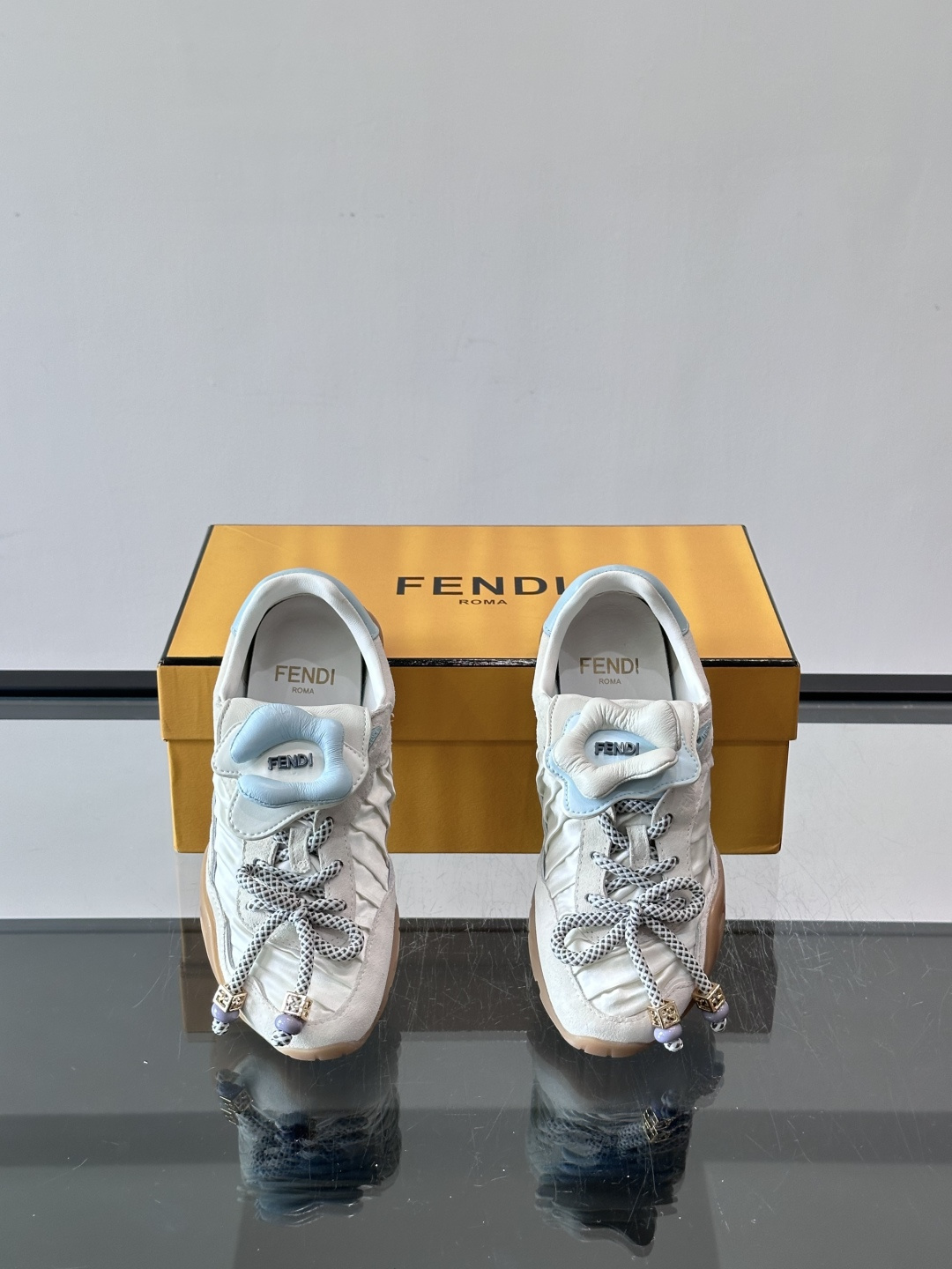 FENDI 2026SS👩限量运动鞋，麂皮细节，复古又时髦！鞋面有品牌标志，波点鞋带+珠饰超有辨识度✨。