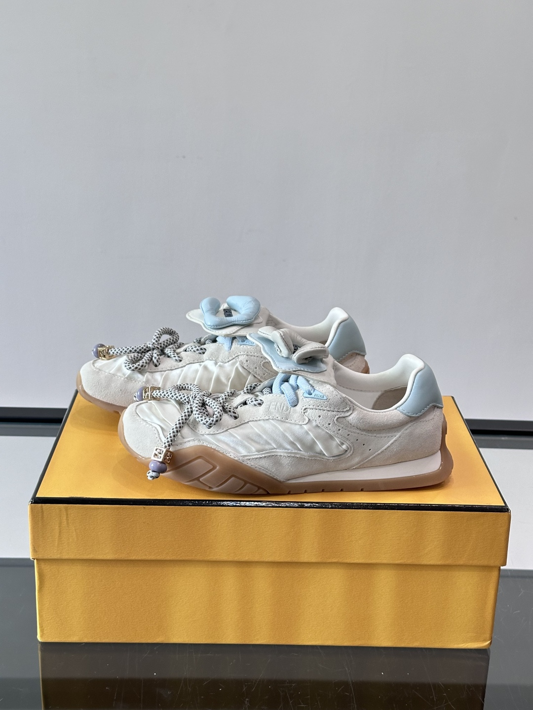 FENDI 2026SS👩限量运动鞋，麂皮细节，复古又时髦！鞋面有品牌标志，波点鞋带+珠饰超有辨识度✨。