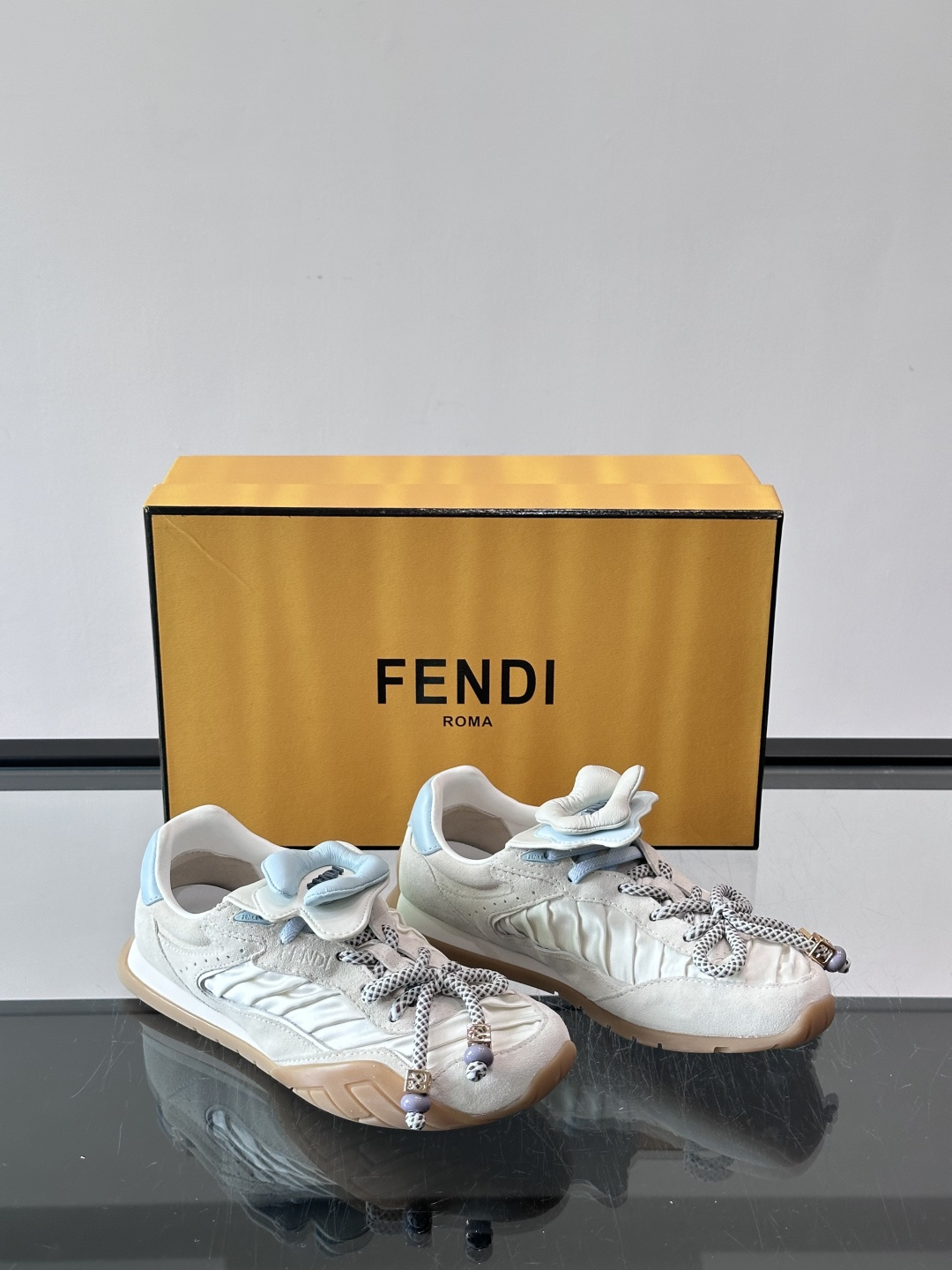 FENDI 2026SS👩限量运动鞋，麂皮细节，复古又时髦！鞋面有品牌标志，波点鞋带+珠饰超有辨识度✨。