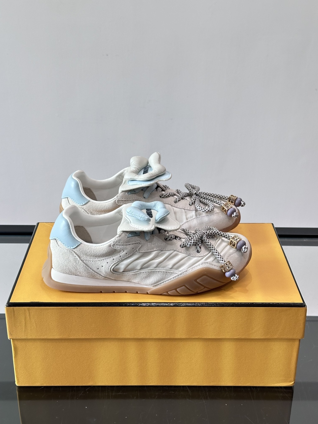 FENDI 2026SS👩限量运动鞋，麂皮细节，复古又时髦！鞋面有品牌标志，波点鞋带+珠饰超有辨识度✨。