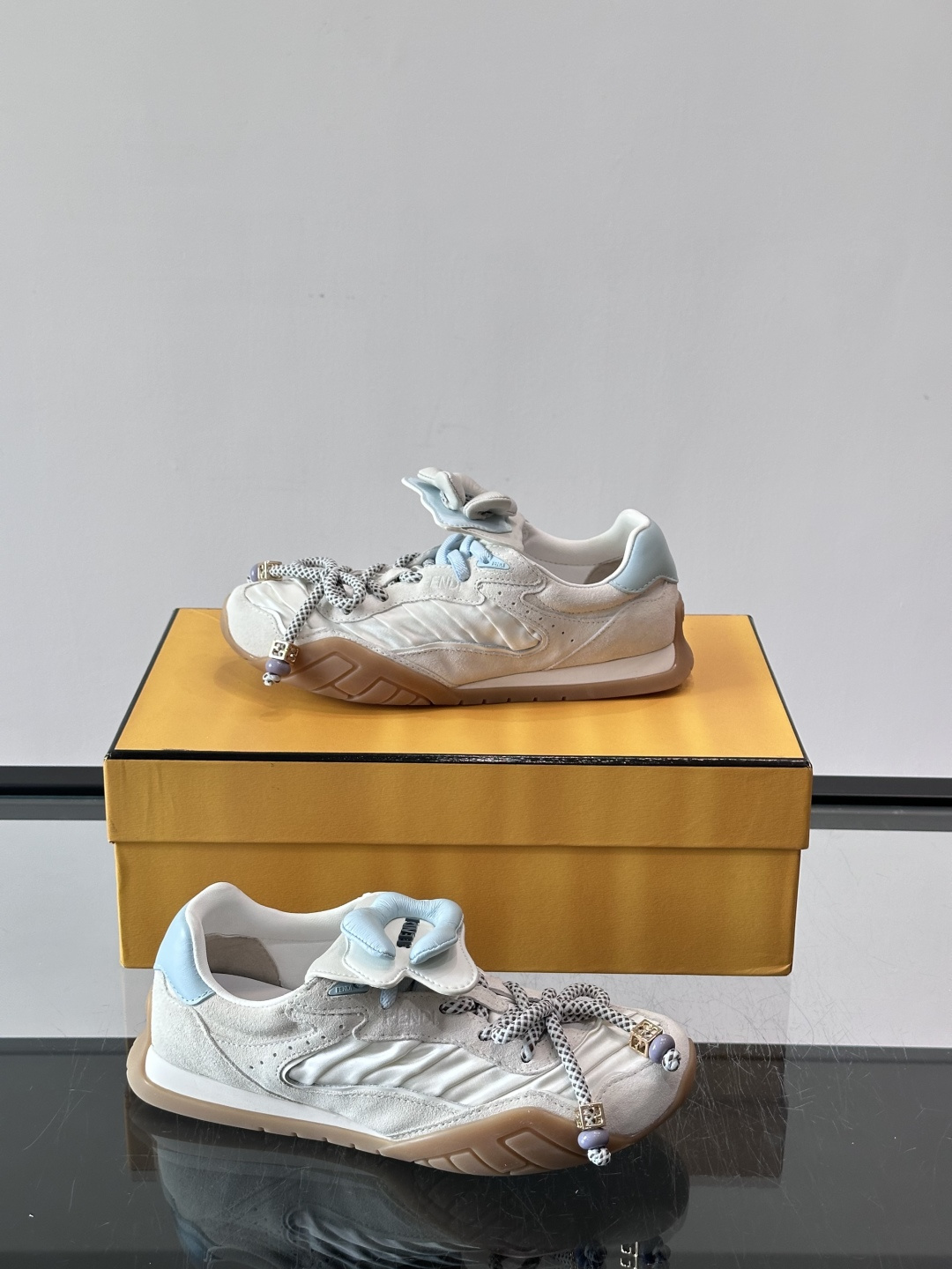 FENDI 2026SS👩限量运动鞋，麂皮细节，复古又时髦！鞋面有品牌标志，波点鞋带+珠饰超有辨识度✨。