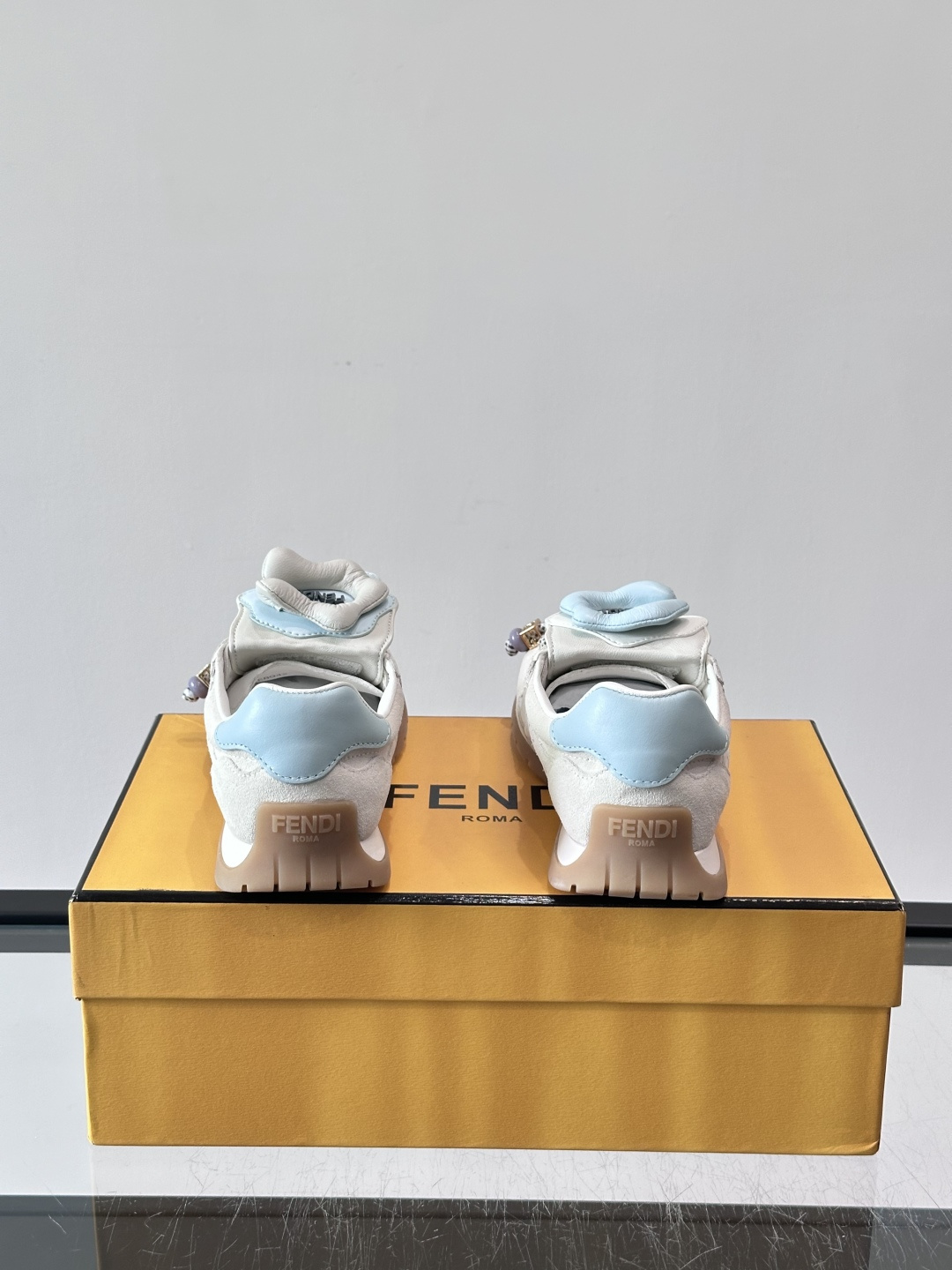 FENDI 2026SS👩限量运动鞋，麂皮细节，复古又时髦！鞋面有品牌标志，波点鞋带+珠饰超有辨识度✨。