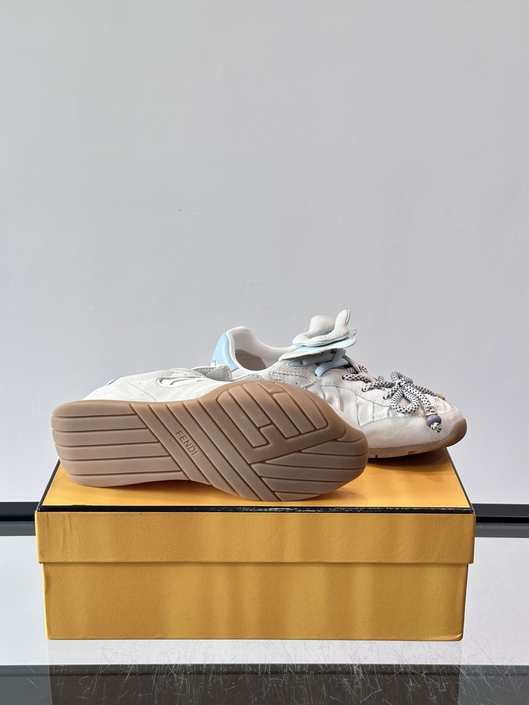 FENDI 2026SS👩限量运动鞋，麂皮细节，复古又时髦！鞋面有品牌标志，波点鞋带+珠饰超有辨识度✨。