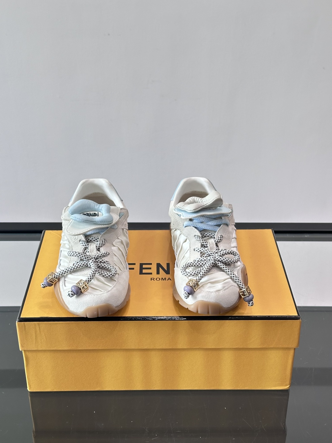 FENDI 2026SS👩限量运动鞋，麂皮细节，复古又时髦！鞋面有品牌标志，波点鞋带+珠饰超有辨识度✨。