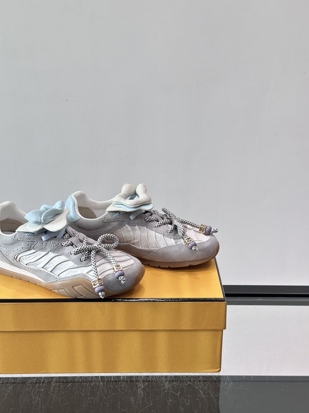 FENDI 2026SS👩限量运动鞋，麂皮细节，复古又时髦！鞋面有品牌标志，波点鞋带+珠饰超有辨识度✨。