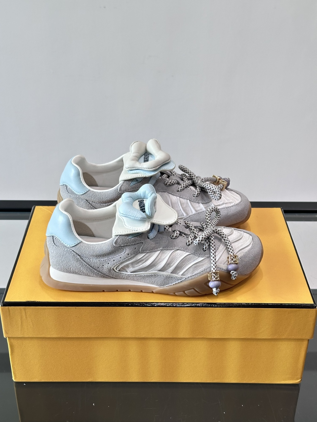 FENDI 2026SS👩限量运动鞋，麂皮细节，复古又时髦！鞋面有品牌标志，波点鞋带+珠饰超有辨识度✨。