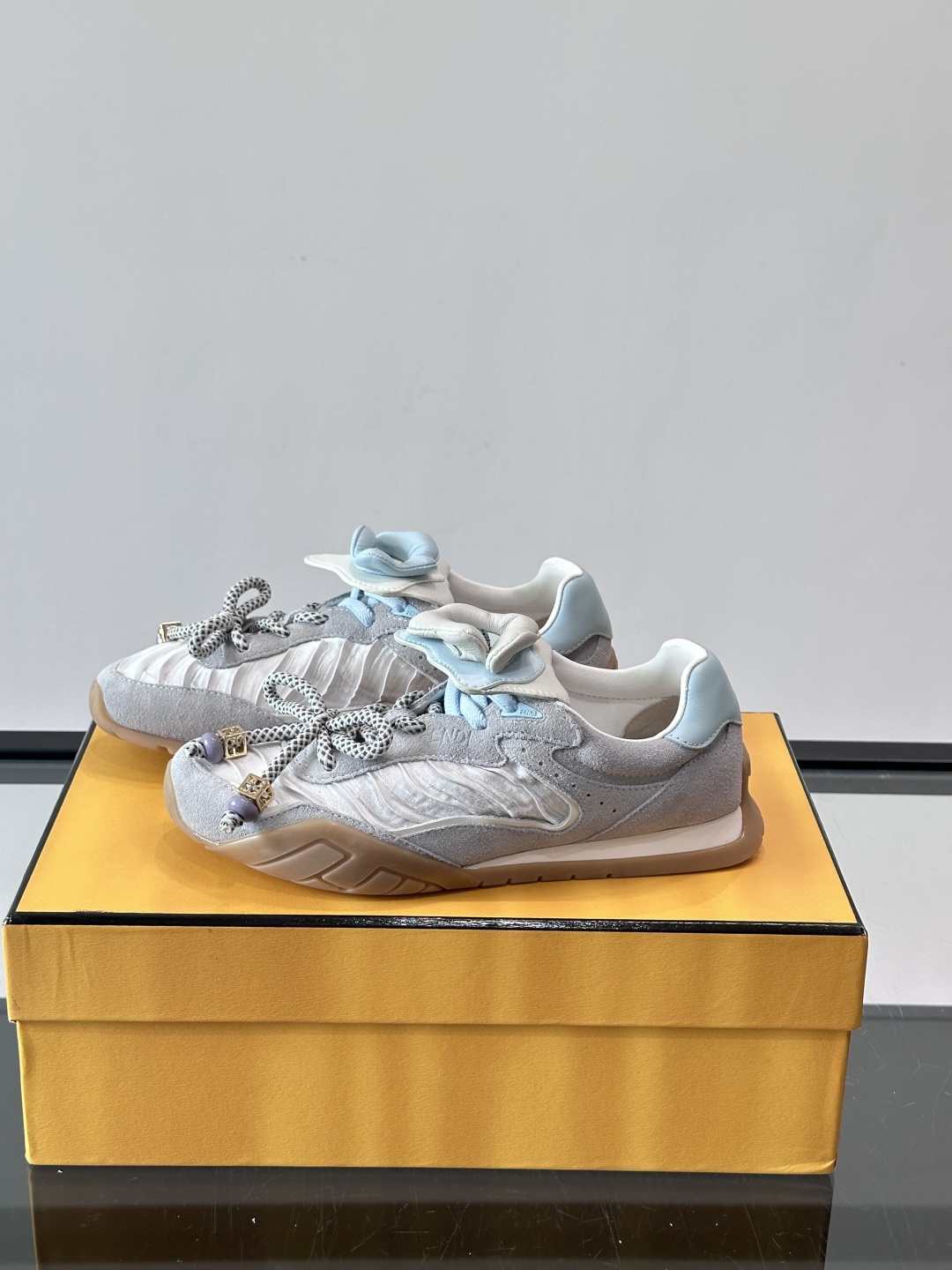 FENDI 2026SS👩限量运动鞋，麂皮细节，复古又时髦！鞋面有品牌标志，波点鞋带+珠饰超有辨识度✨。