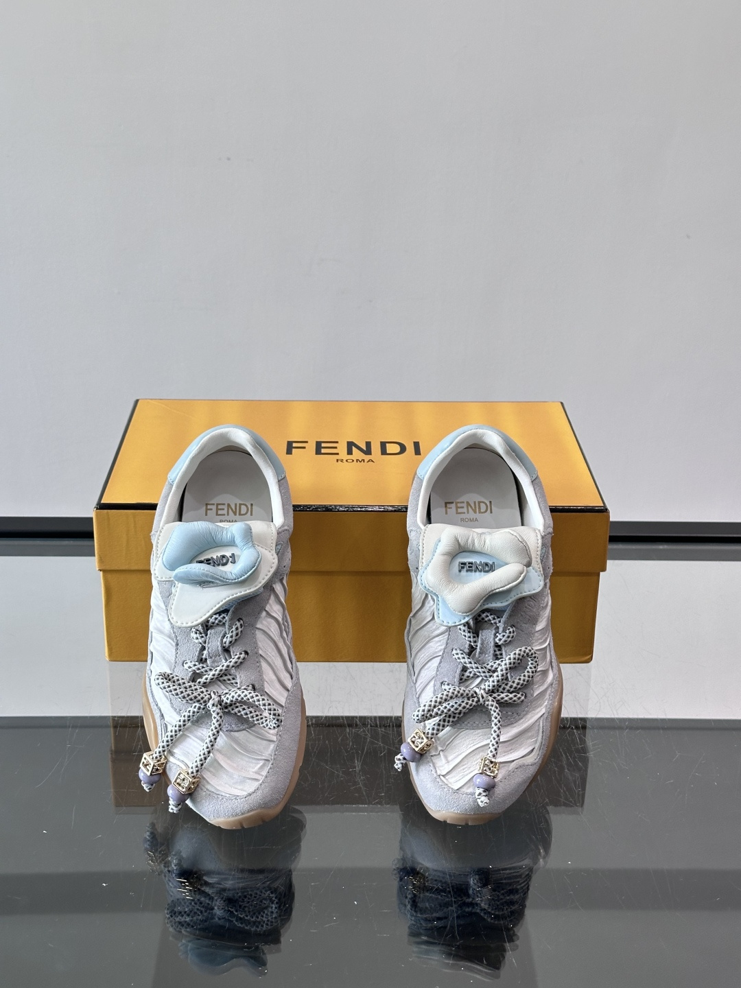 FENDI 2026SS👩限量运动鞋，麂皮细节，复古又时髦！鞋面有品牌标志，波点鞋带+珠饰超有辨识度✨。