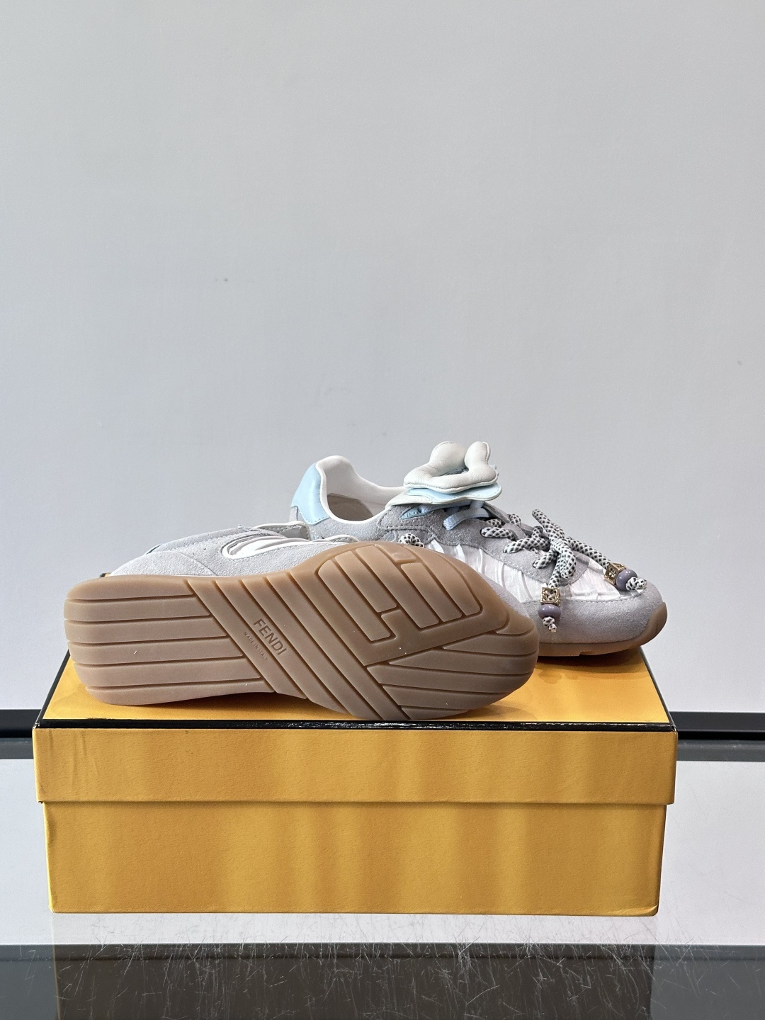 FENDI 2026SS👩限量运动鞋，麂皮细节，复古又时髦！鞋面有品牌标志，波点鞋带+珠饰超有辨识度✨。