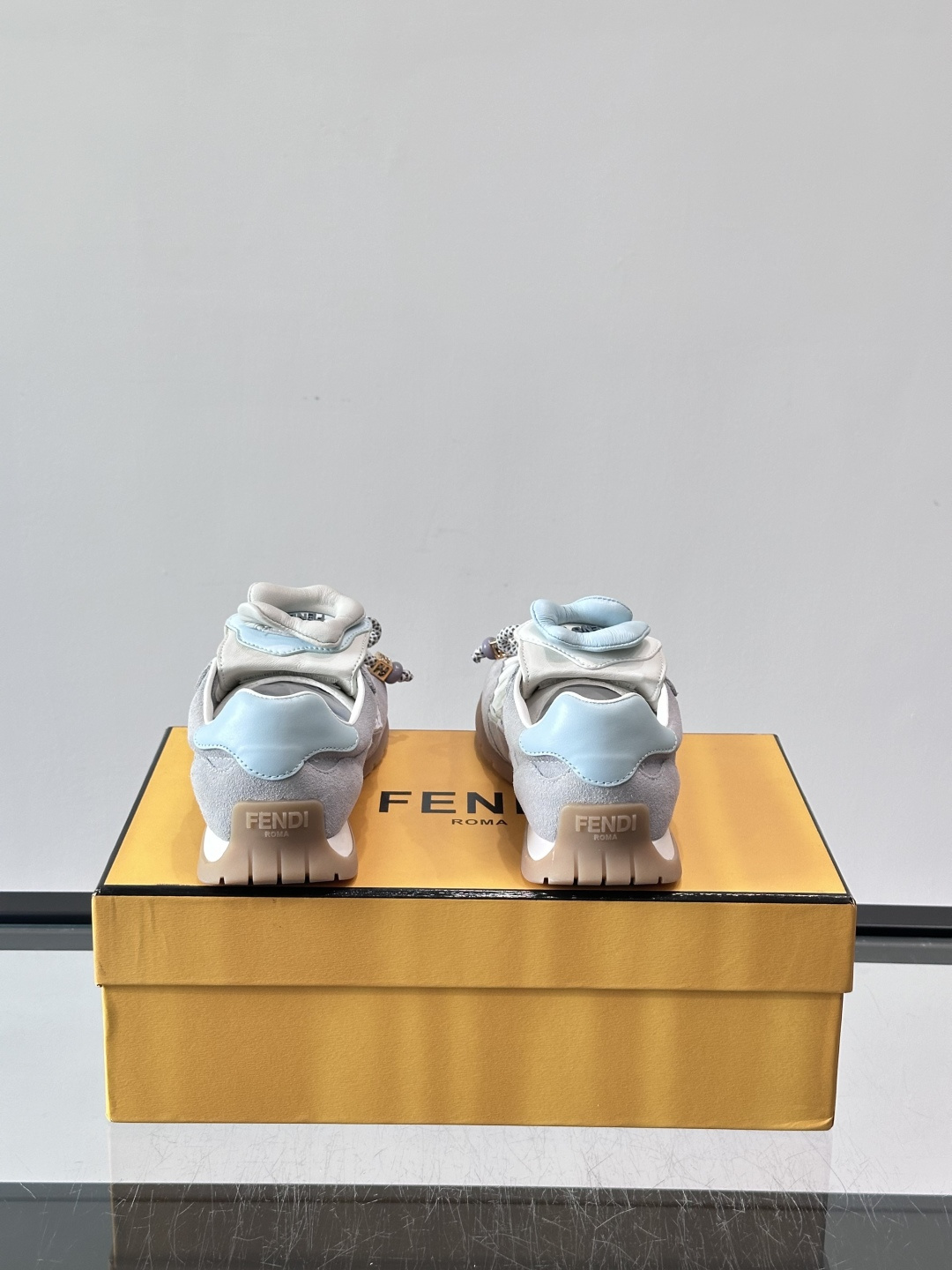 FENDI 2026SS👩限量运动鞋，麂皮细节，复古又时髦！鞋面有品牌标志，波点鞋带+珠饰超有辨识度✨。