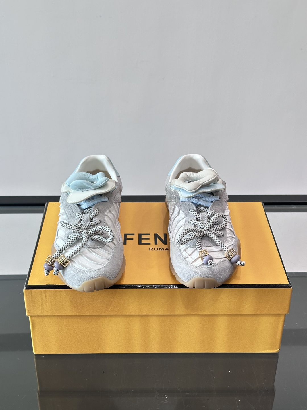 FENDI 2026SS👩限量运动鞋，麂皮细节，复古又时髦！鞋面有品牌标志，波点鞋带+珠饰超有辨识度✨。