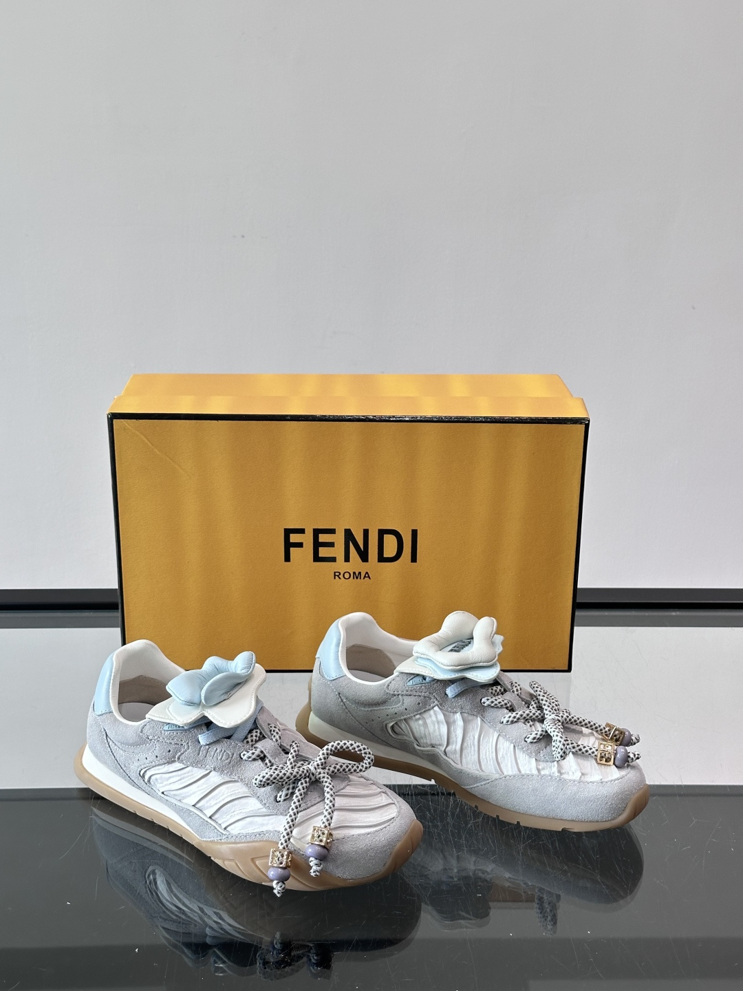 FENDI 2026SS👩限量运动鞋，麂皮细节，复古又时髦！鞋面有品牌标志，波点鞋带+珠饰超有辨识度✨。
