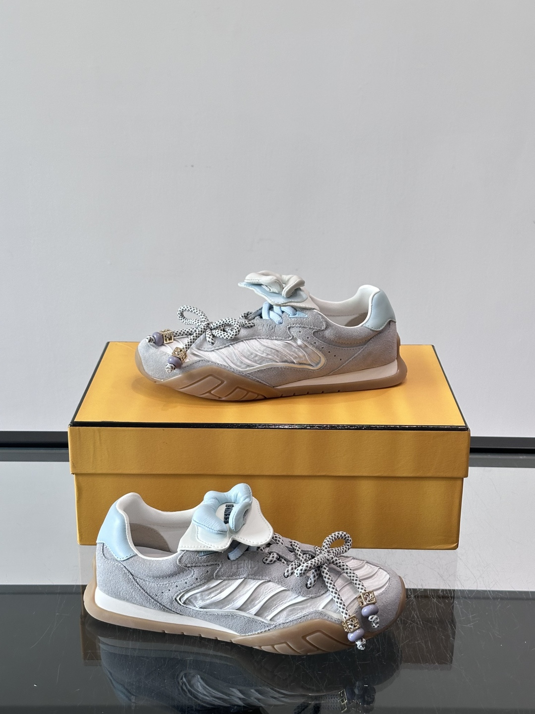 FENDI 2026SS👩限量运动鞋，麂皮细节，复古又时髦！鞋面有品牌标志，波点鞋带+珠饰超有辨识度✨。