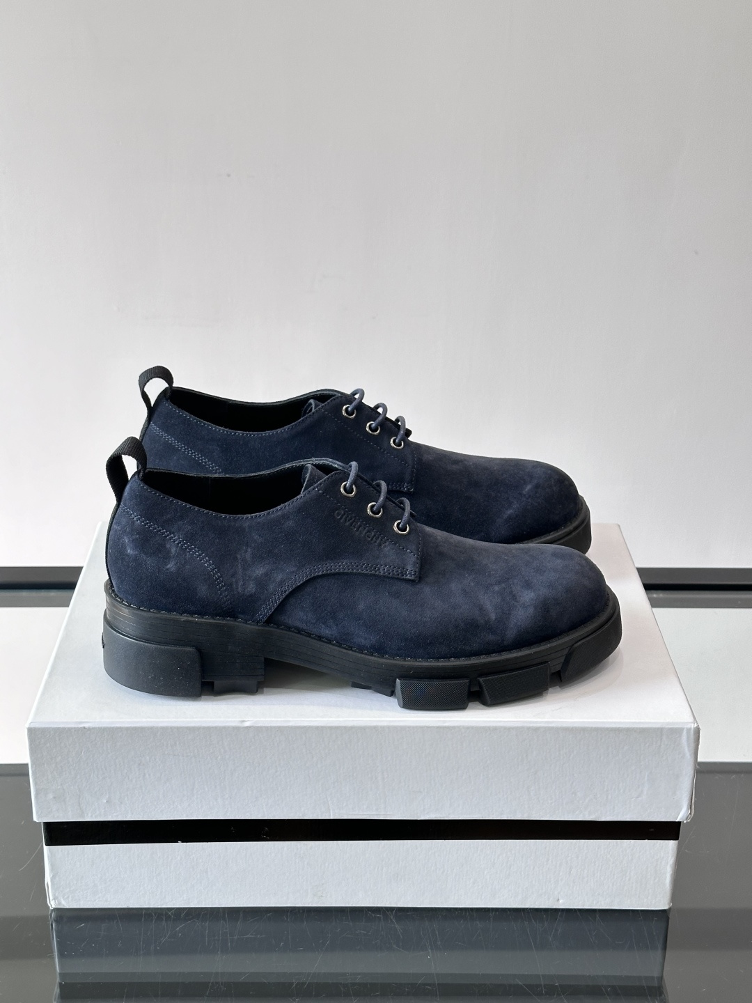 NO:832479,G Givenchy thick-soled derby shoes are made of high-gloss leather, simple and elegant, and the thick rubber soles are wear-resistant and have a height-increasing effect. The classic lace-up design is comfortable and stable, and can be easily used for daily commuting or leisure. It is versatile, you can match it with jeans, wide-leg pants, and easily switch between multiple styles. It is a practical and fashionable must-have item!  ,size39-44 (38.45 customized),,givenchy,jeans19860909G纪梵希厚底德比鞋,选用高光泽皮革,简约大气,厚橡胶鞋底耐磨又有增高效果.经典系带设计,舒适又稳固,日常通勤或休闲都能轻松驾驭.百搭,牛仔裤、阔腿裤、随意搭配,轻松切换多种风格,是实用又时髦的必备单品！ ,size39-44（38.45定制）,,givenchy,jeans,Men's shoes