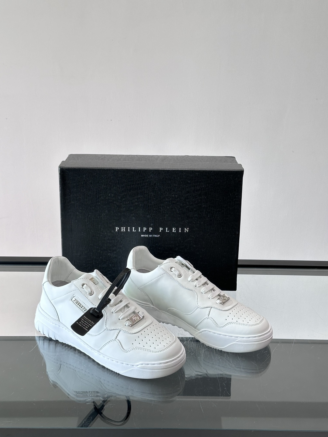 PHILIPPPLEIN-菲利普•普莱茵，德国潮牌男士低帮板鞋，牛皮亮面设计，鞋面皮牛皮打造，透气布内里