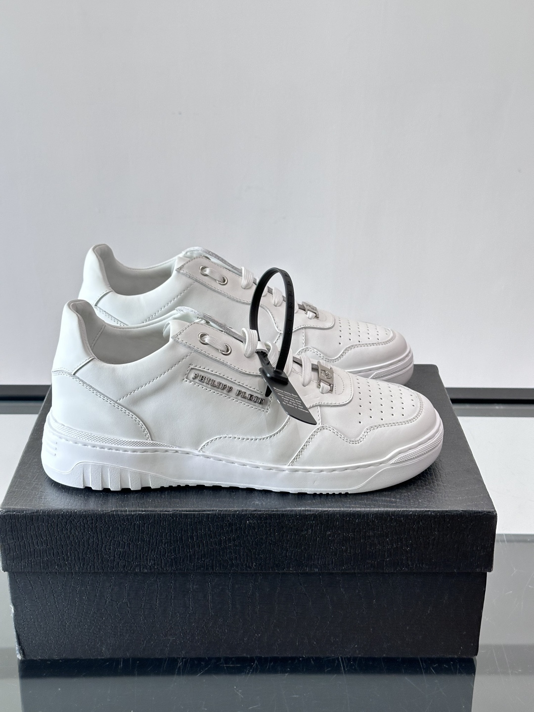 NO:828664,PHILIPP PLEIN, a German trendy men's low-cut sneaker, with glossy cowhide design, upper made of cowhide, breathable cloth lining. Good-looking and easy to match. Ultra-light outsole, comfortable on the feet!  ,size39-45 (38.46 customized),,PHILIPP PLEIN,cowhide19860909PHILIPP PLEIN-菲利普普莱茵,德国潮牌男士低帮板鞋,牛皮亮面设计,鞋面皮牛皮打造,透气布内里.好看好搭.超轻大底,脚感舒适！ ,size39-45（38.46定制）,,PHILIPP PLEIN,cowhide,Men's shoes
